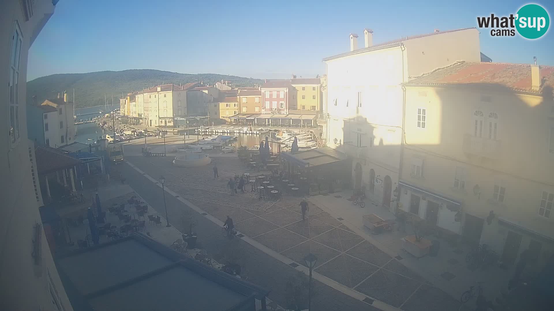 Web kamera Grad Cres – glavni trg i “mandrač” – otok Cres