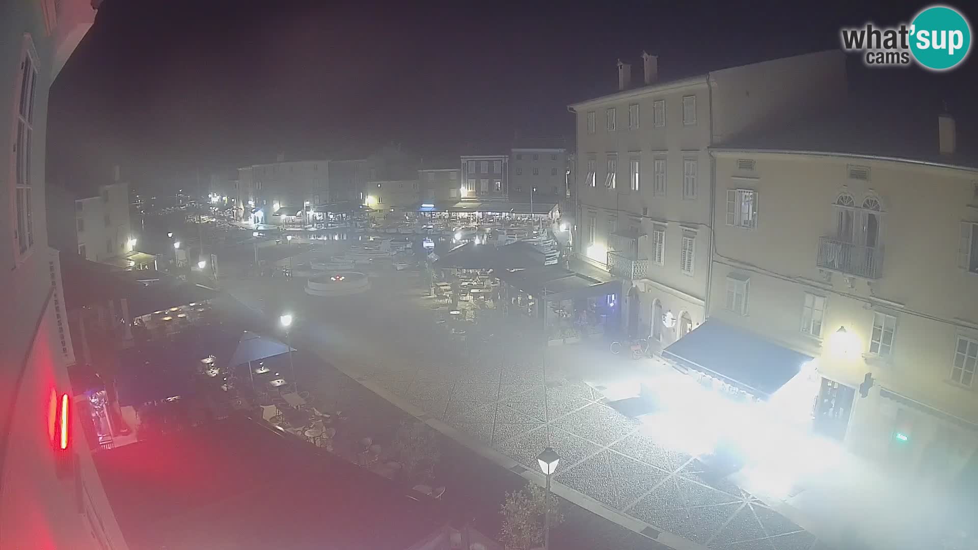V ŽIVO spletna kamera Cres mesto – glavni trg in “mandrač” – otok Cres – Hrvaška