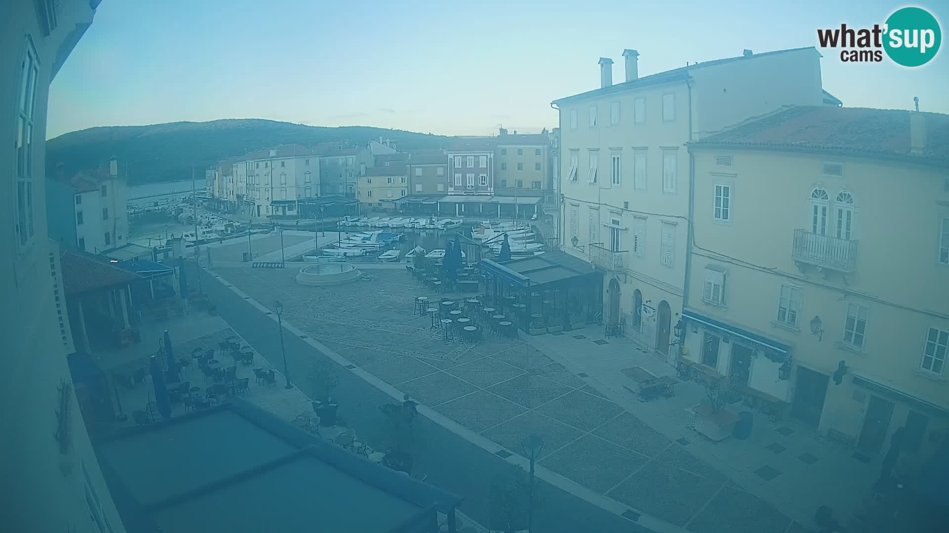 Web kamera Grad Cres – glavni trg i “mandrač” – otok Cres