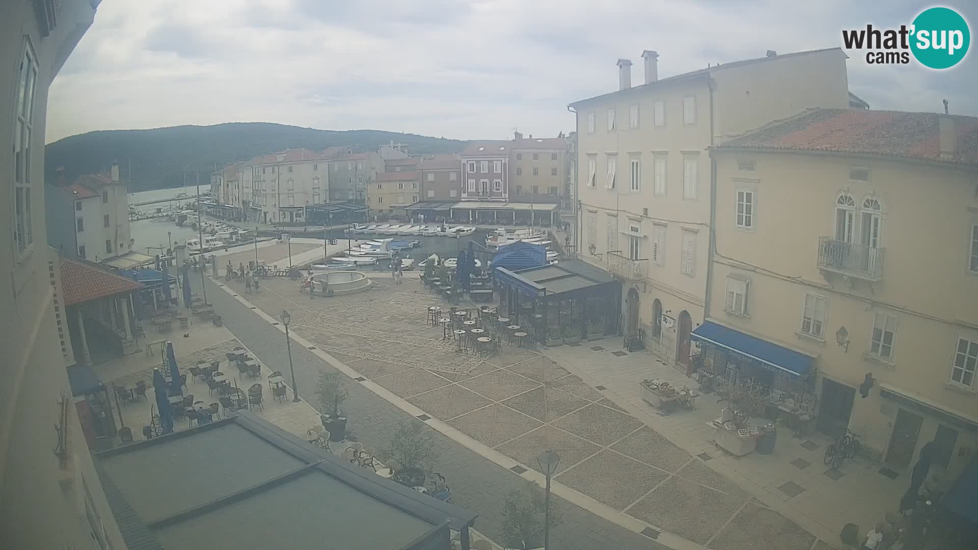 Web kamera Grad Cres – glavni trg i “mandrač” – otok Cres