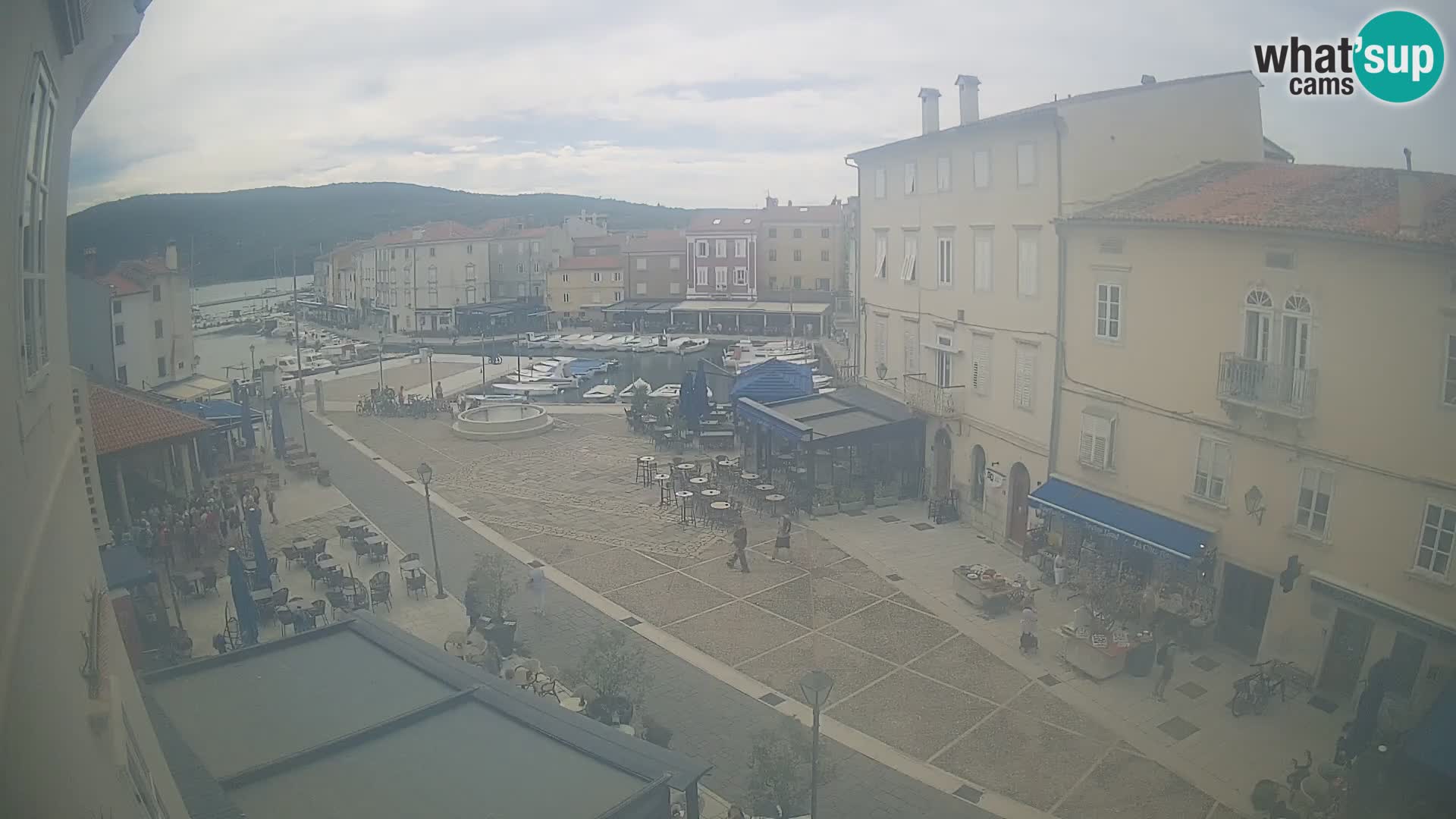 LIVE cam Cres city – place principale et “mandrač” – île de Cres – Croatie