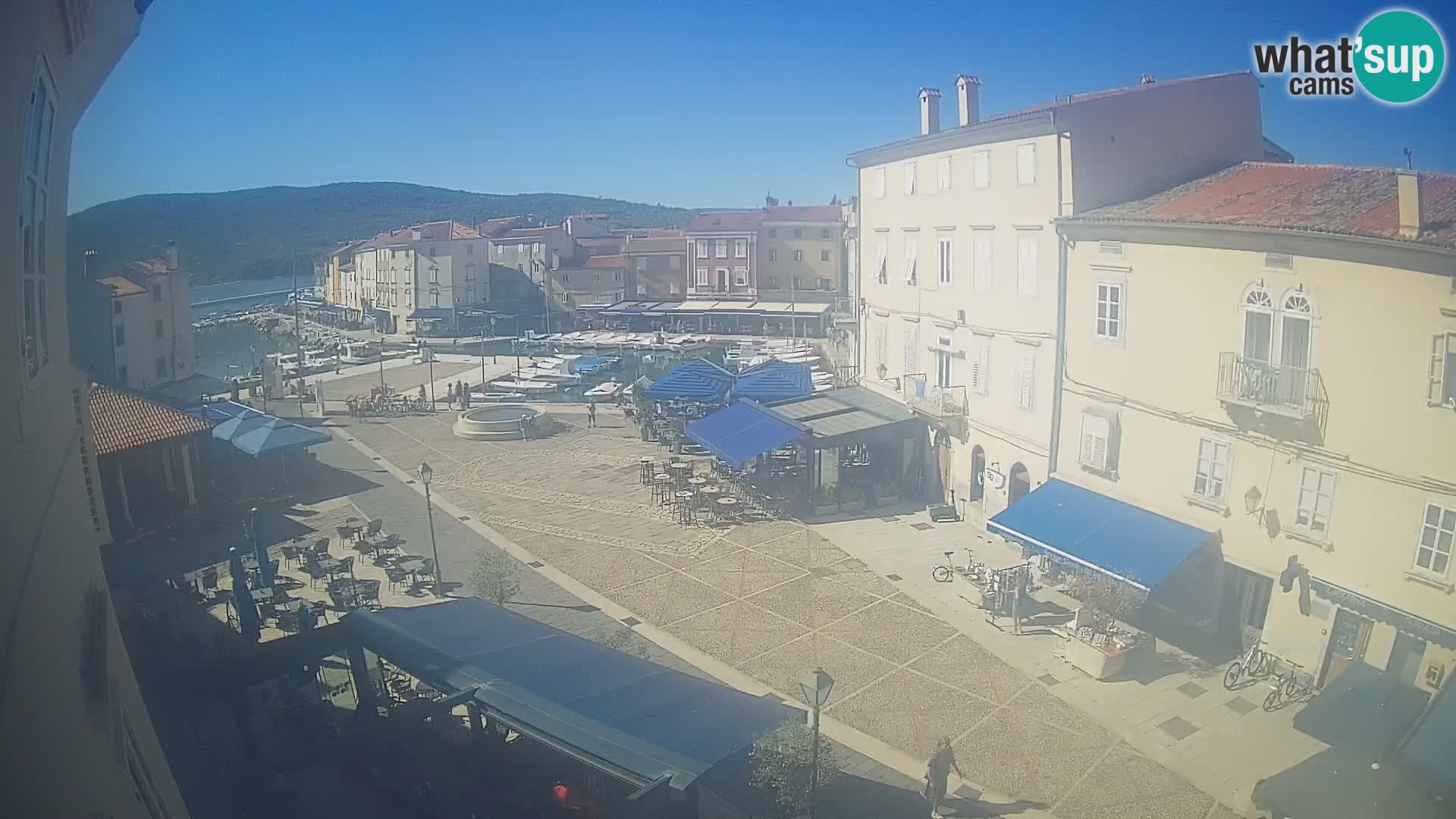 V ŽIVO spletna kamera Cres mesto – glavni trg in “mandrač” – otok Cres – Hrvaška