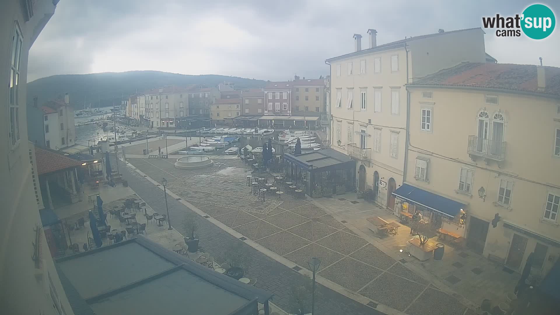 Cámara en vivo ciudad de Cres – plaza principal y “mandrač” – isla de Cres – Croacia