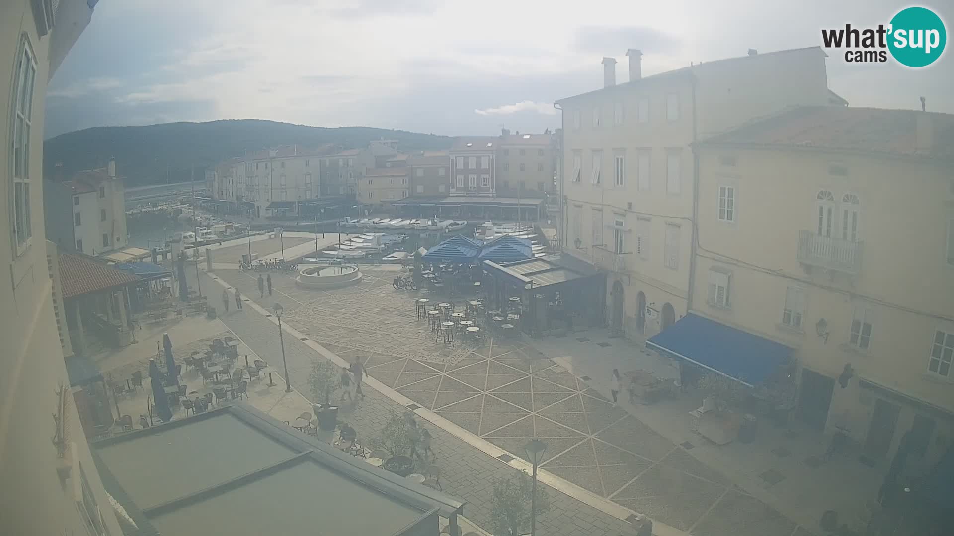 Web kamera Grad Cres – glavni trg i “mandrač” – otok Cres