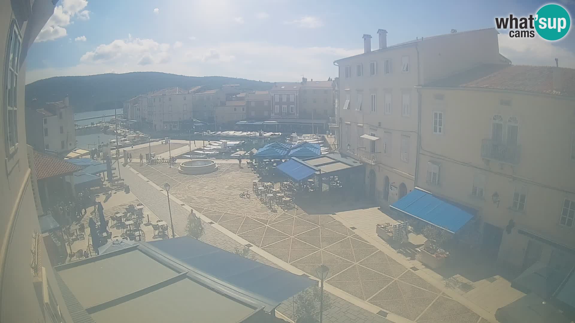 Web kamera Grad Cres – glavni trg i “mandrač” – otok Cres