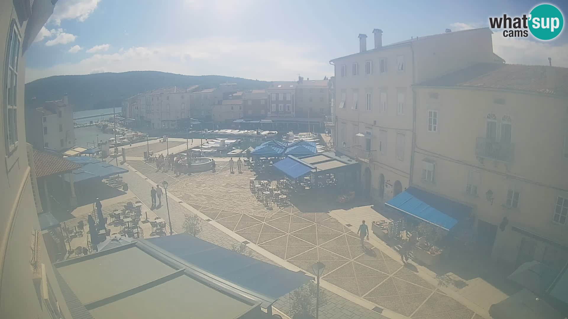 Web kamera Grad Cres – glavni trg i “mandrač” – otok Cres