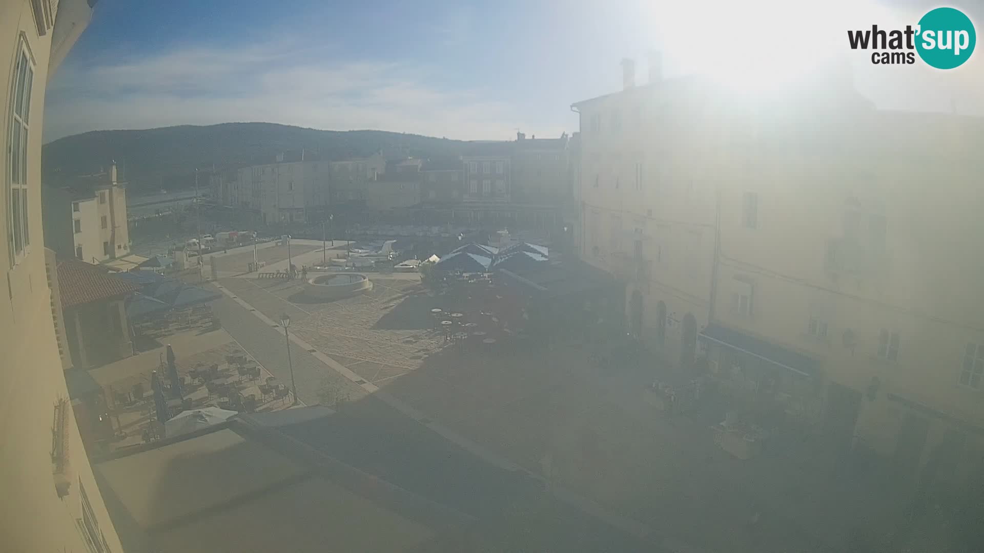 Web kamera Grad Cres – glavni trg i “mandrač” – otok Cres