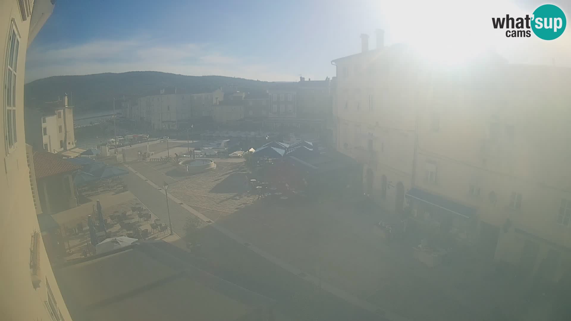 Web kamera Grad Cres – glavni trg i “mandrač” – otok Cres