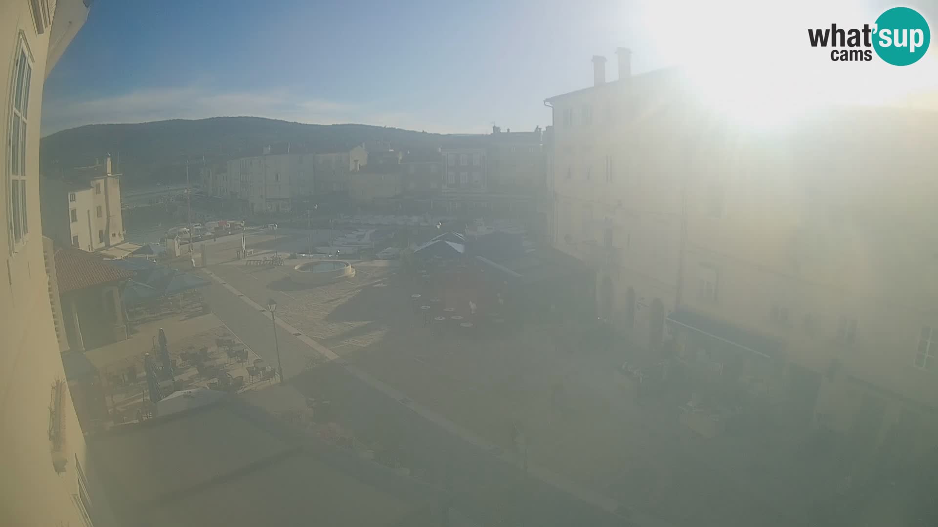 Web kamera Grad Cres – glavni trg i “mandrač” – otok Cres