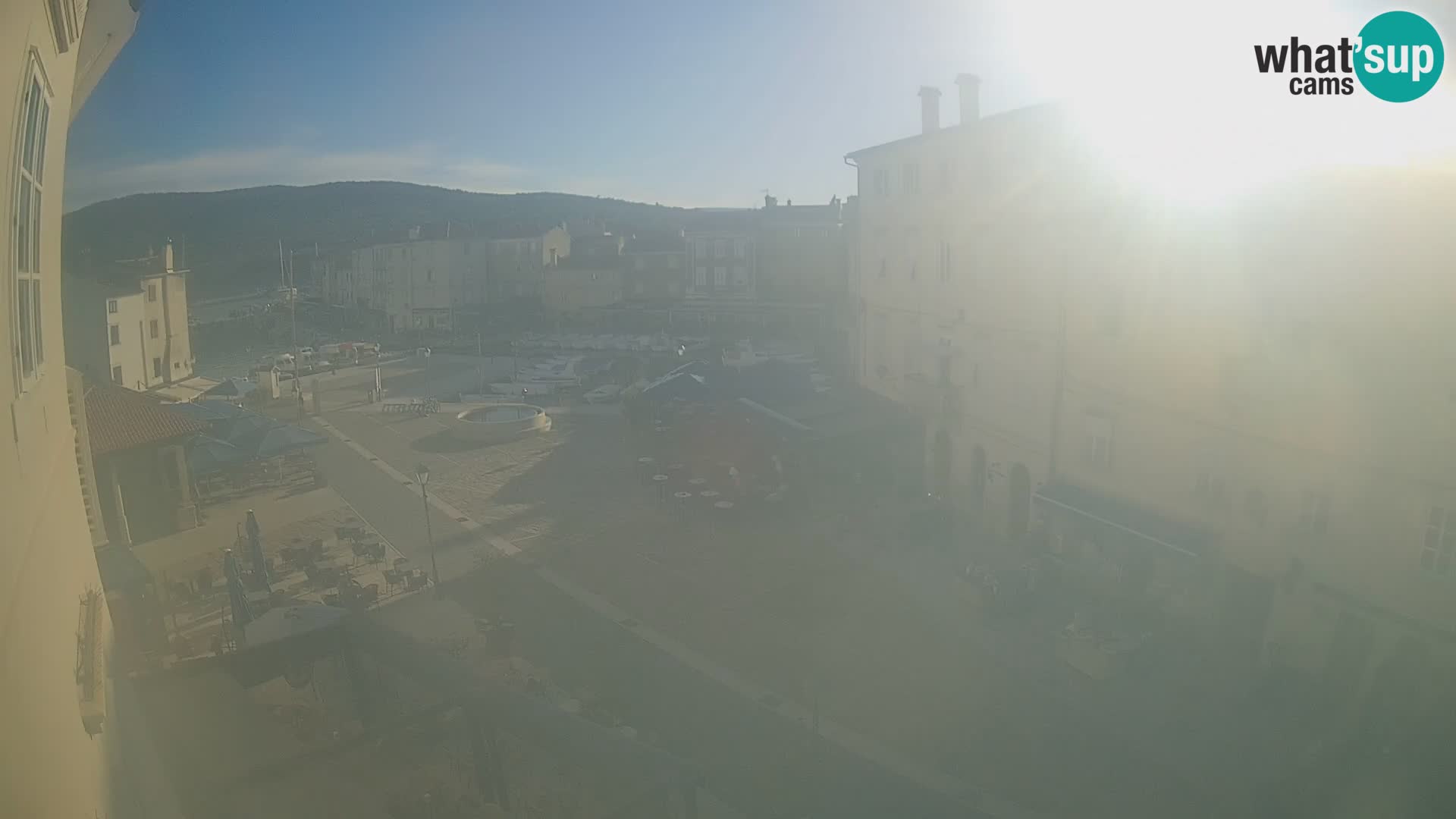 Web kamera Grad Cres – glavni trg i “mandrač” – otok Cres