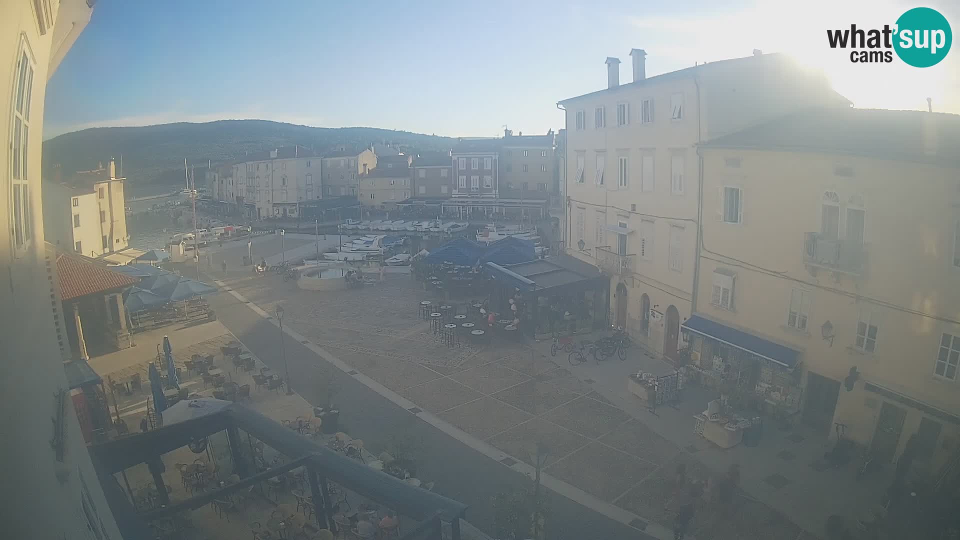 Web kamera Grad Cres – glavni trg i “mandrač” – otok Cres
