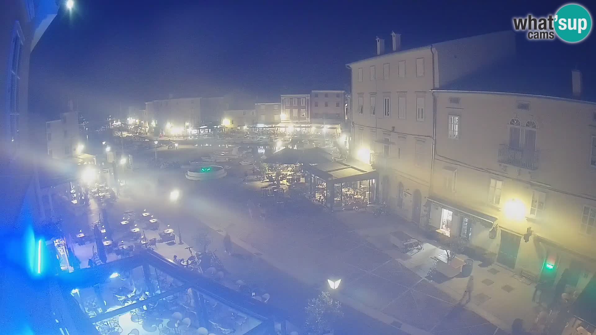 Web kamera Grad Cres – glavni trg i “mandrač” – otok Cres