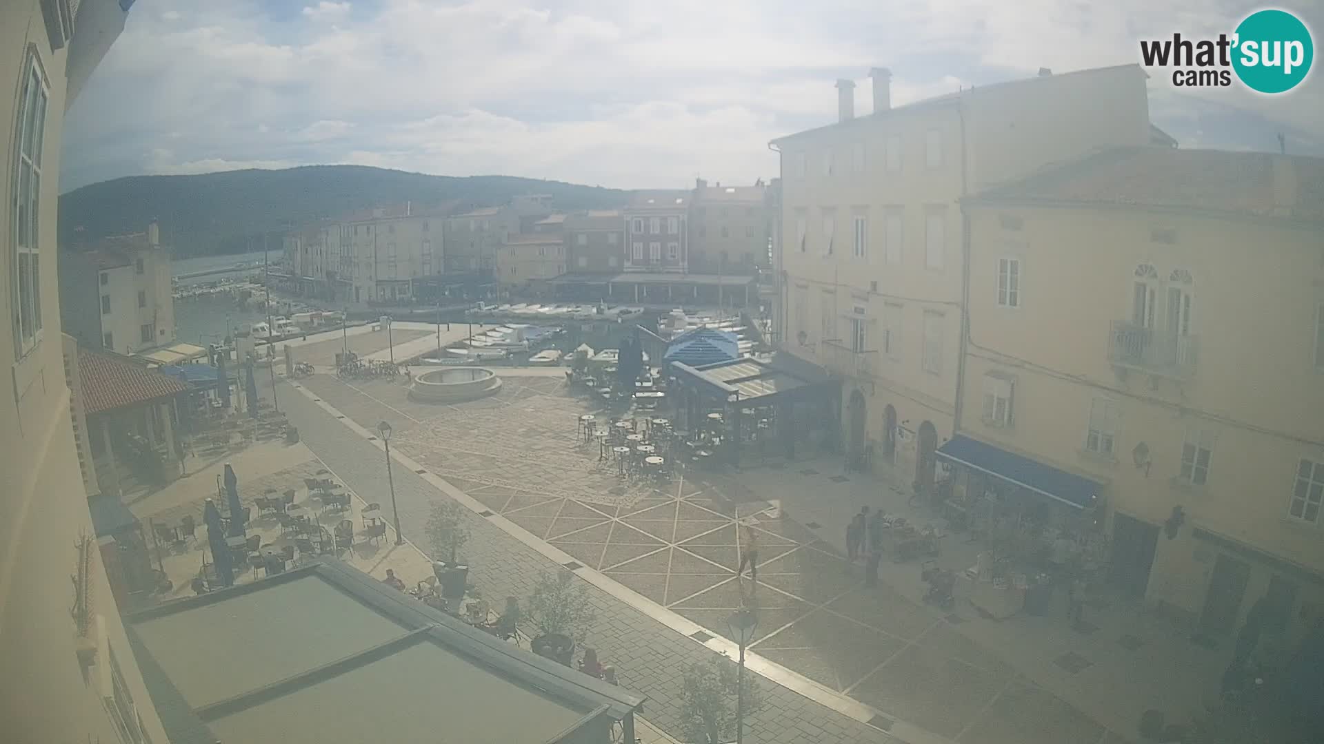 Web kamera Grad Cres – glavni trg i “mandrač” – otok Cres