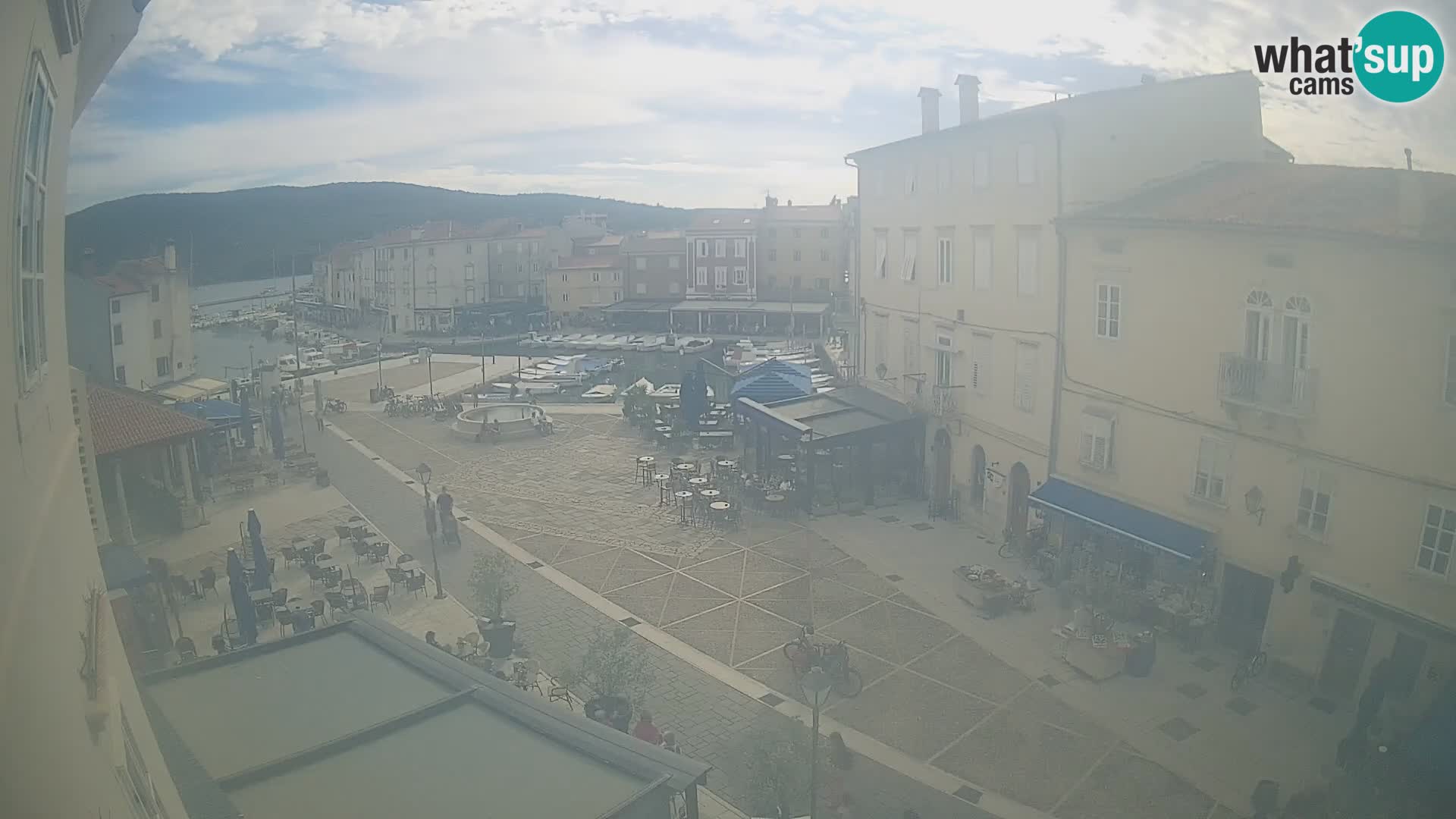 Web kamera Grad Cres – glavni trg i “mandrač” – otok Cres