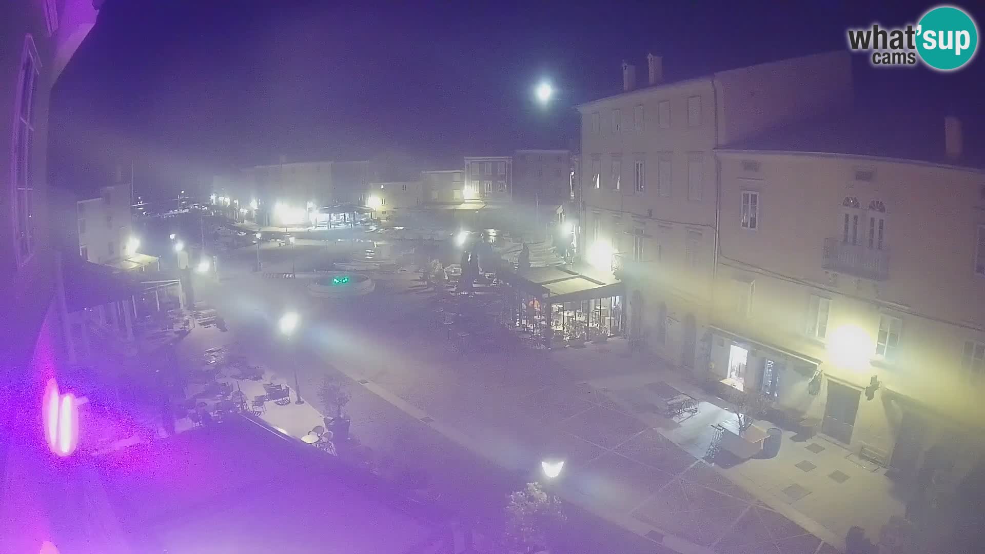 Web kamera Grad Cres – glavni trg i “mandrač” – otok Cres