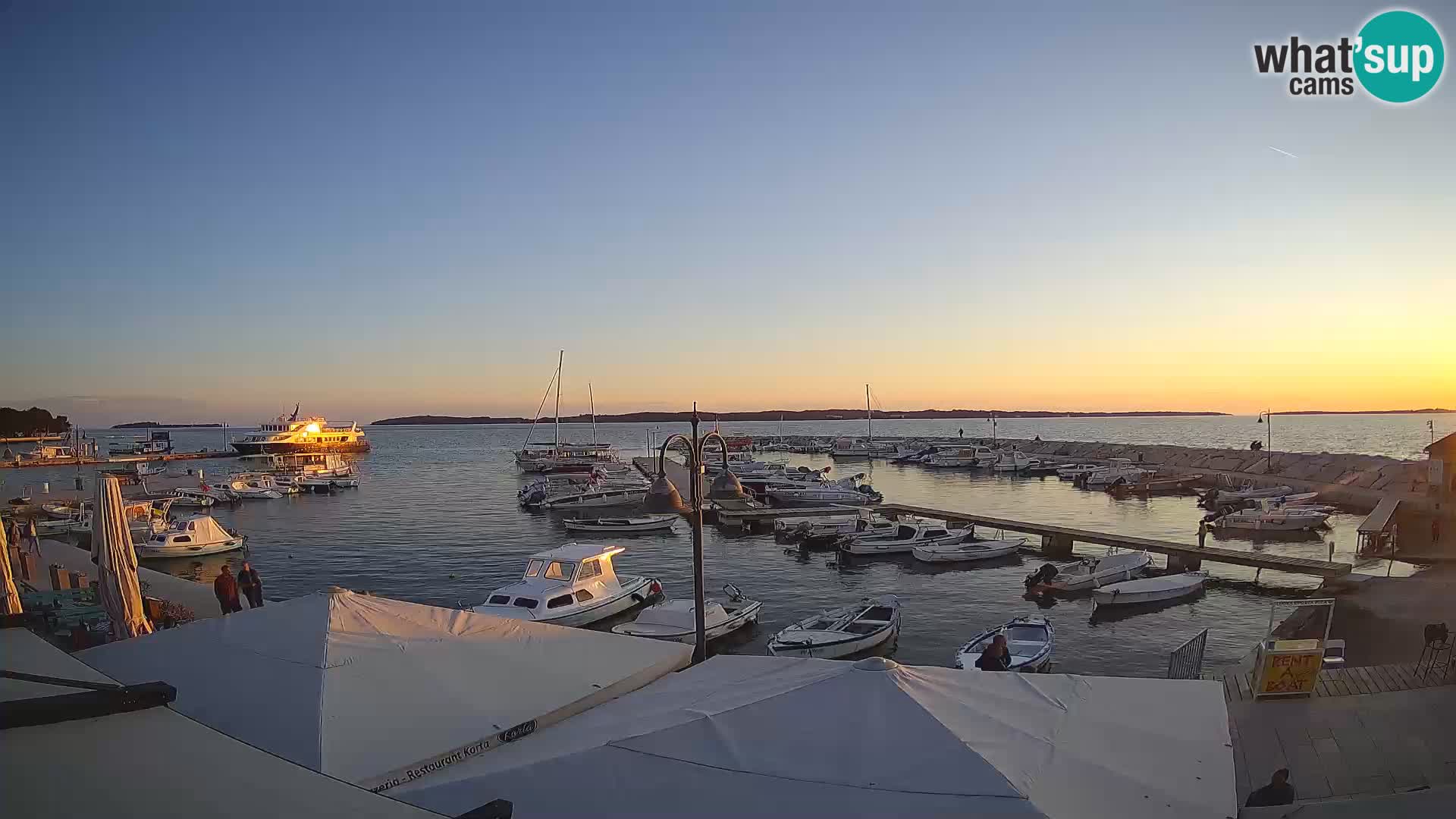 Fažana Camera en vivo riva y marina de la ciudad – Istria