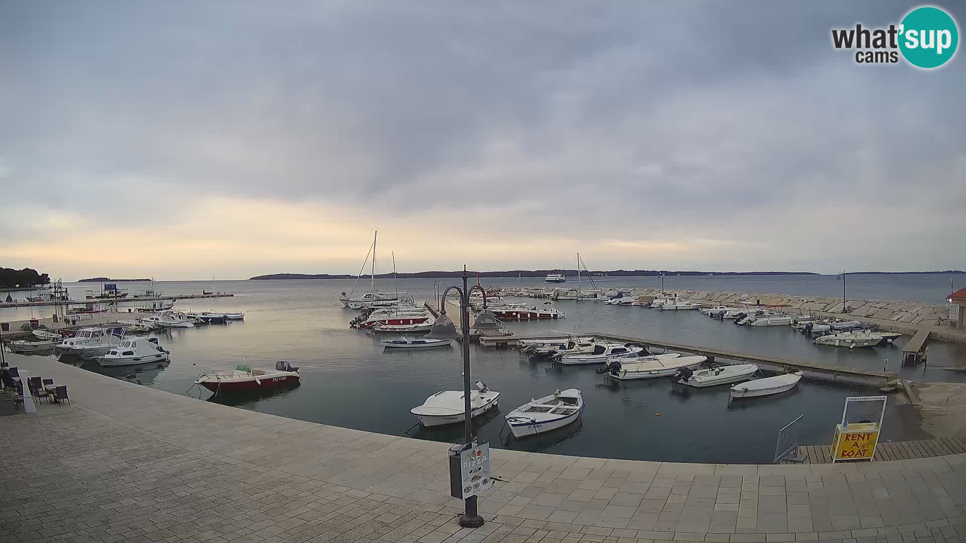 Fažana Camera en vivo riva y marina de la ciudad – Istria