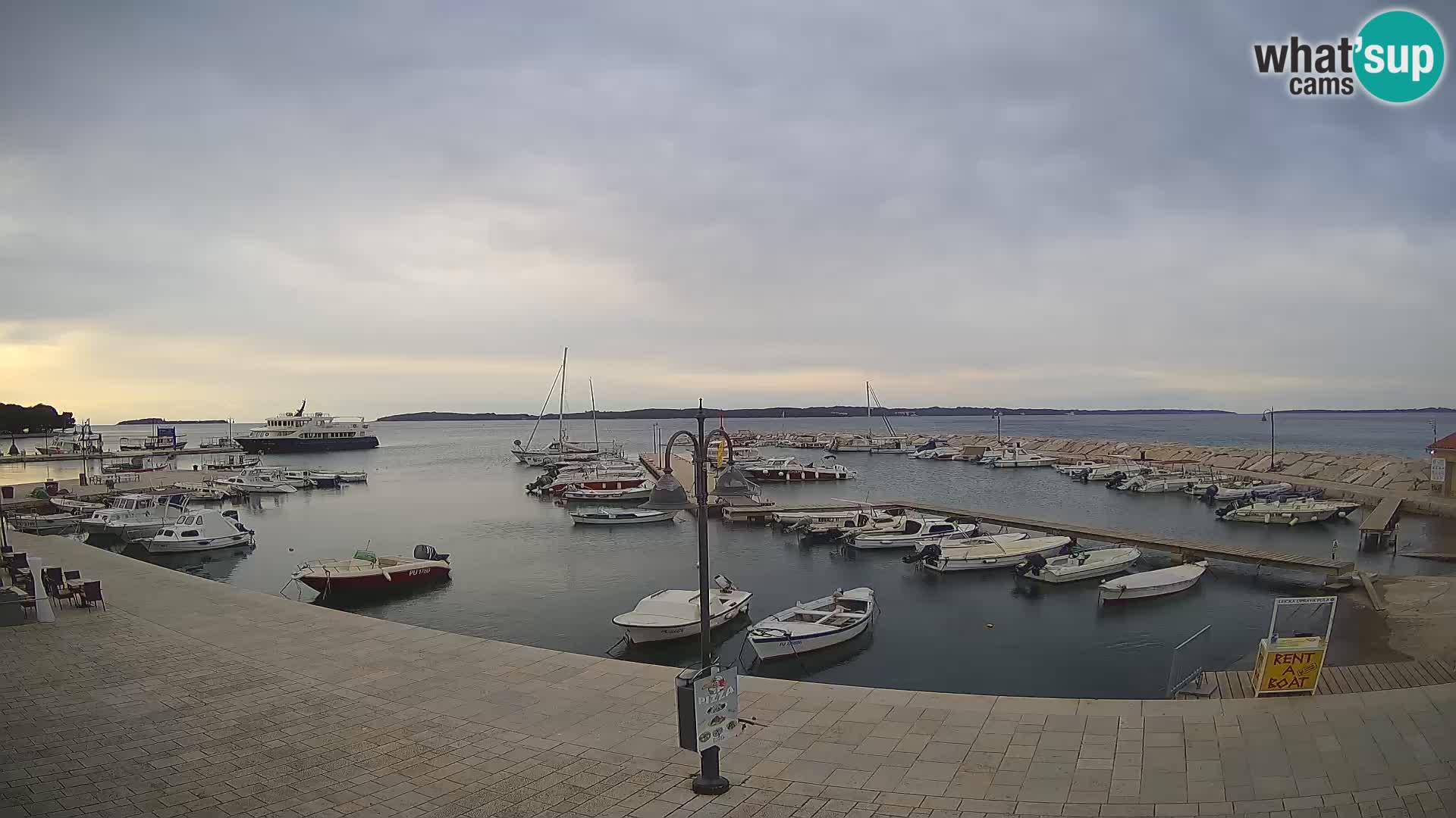 Fažana Camera en vivo riva y marina de la ciudad – Istria