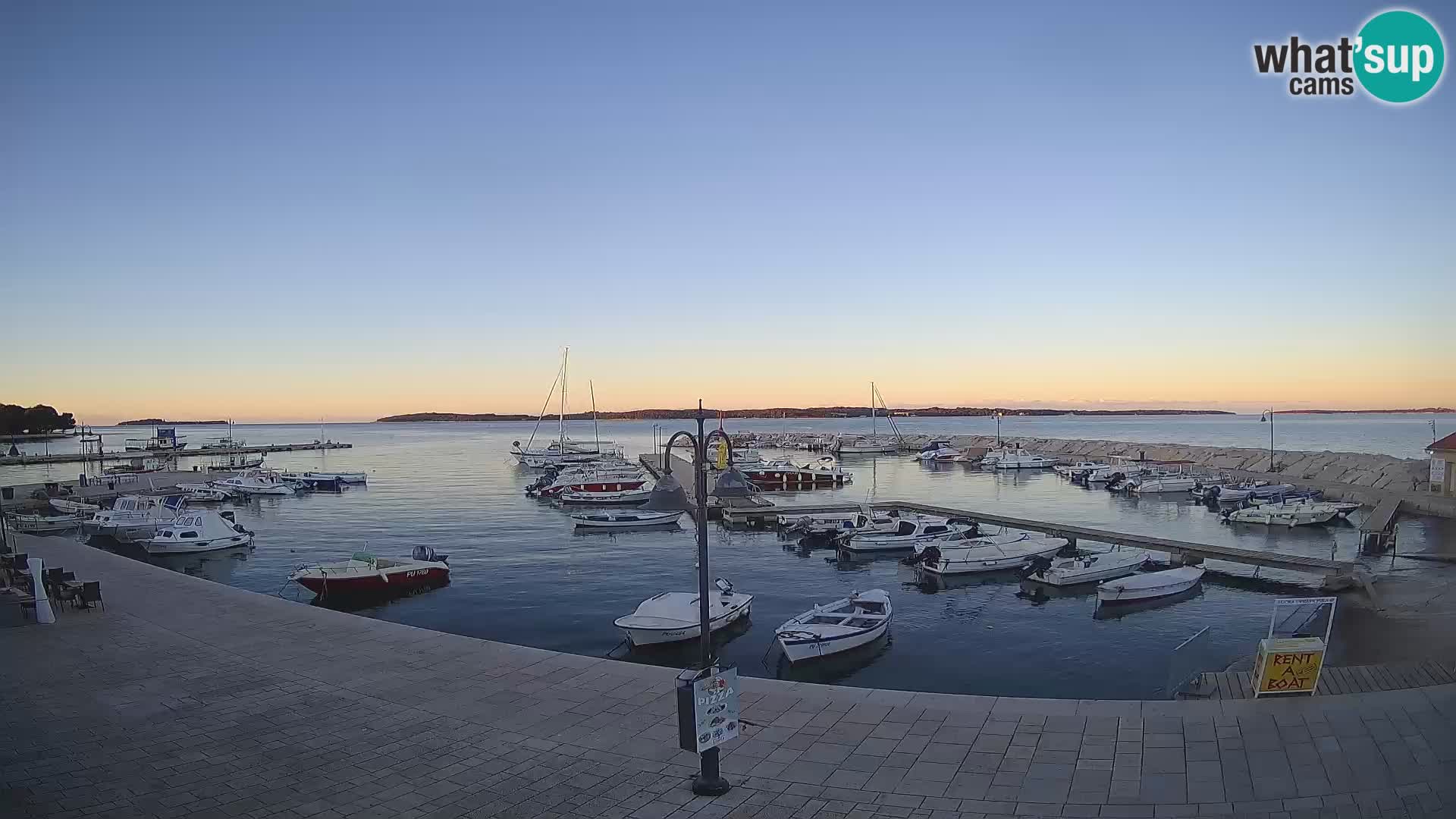 Fažana Camera en vivo riva y marina de la ciudad – Istria