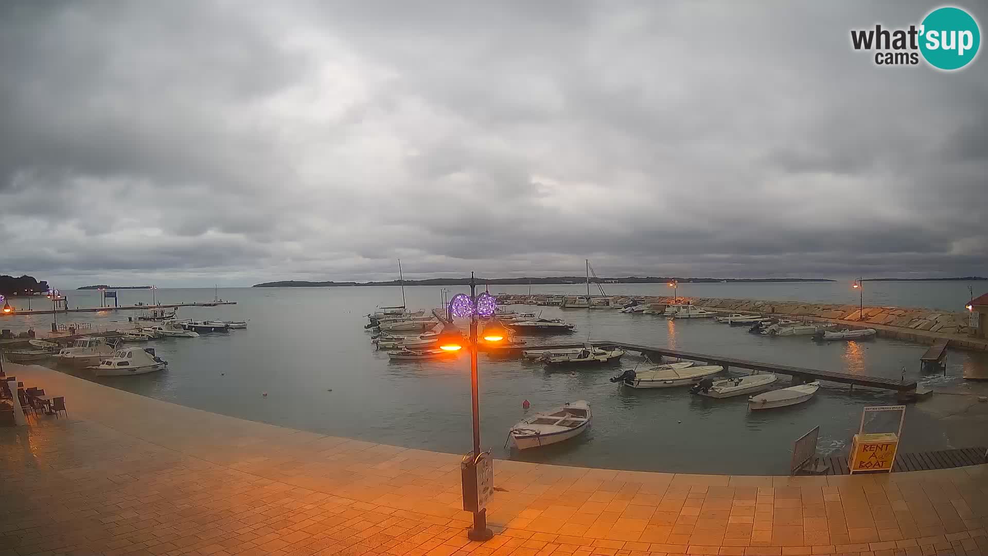 Fažana Camera en vivo riva y marina de la ciudad – Istria