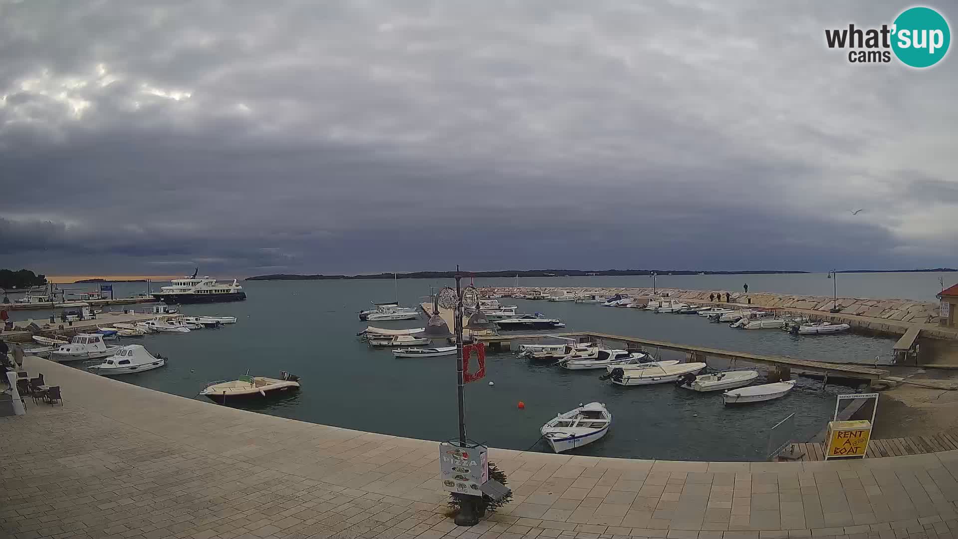 Fažana Camera en vivo riva y marina de la ciudad – Istria