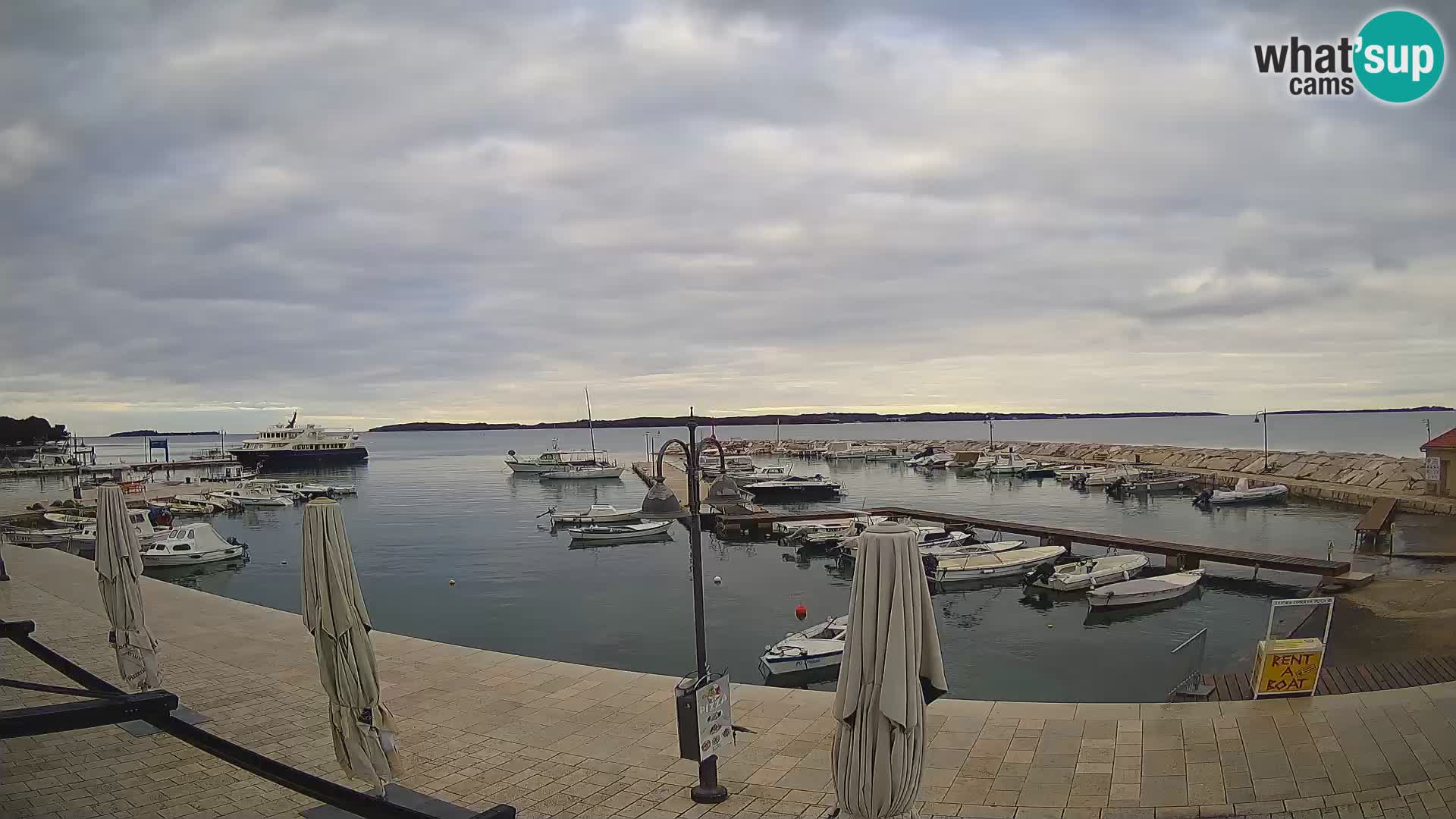 Fažana Camera en vivo riva y marina de la ciudad – Istria