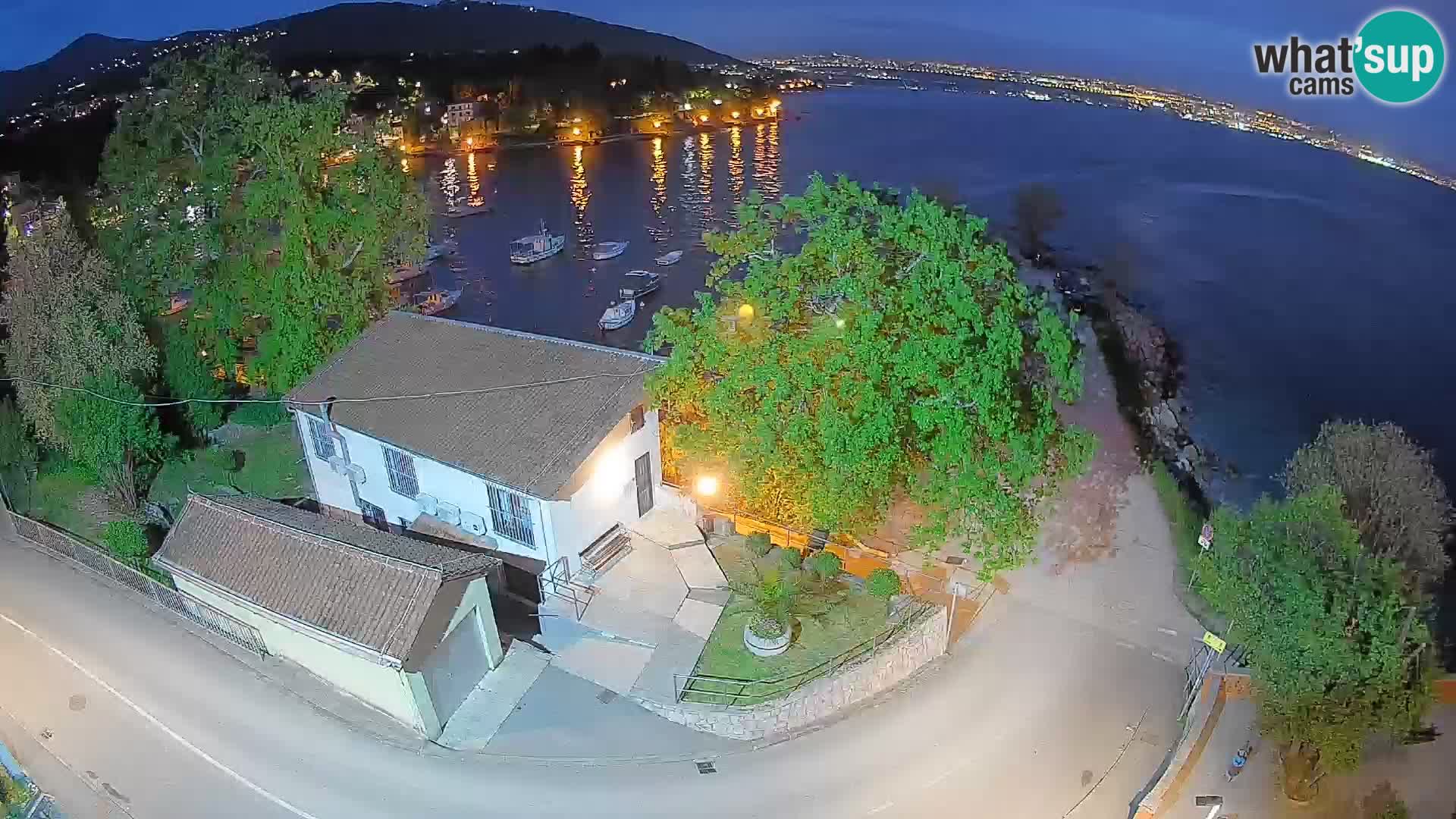 Web kamera luka Ika – Pogled uživo na luku i svjetla Opatije