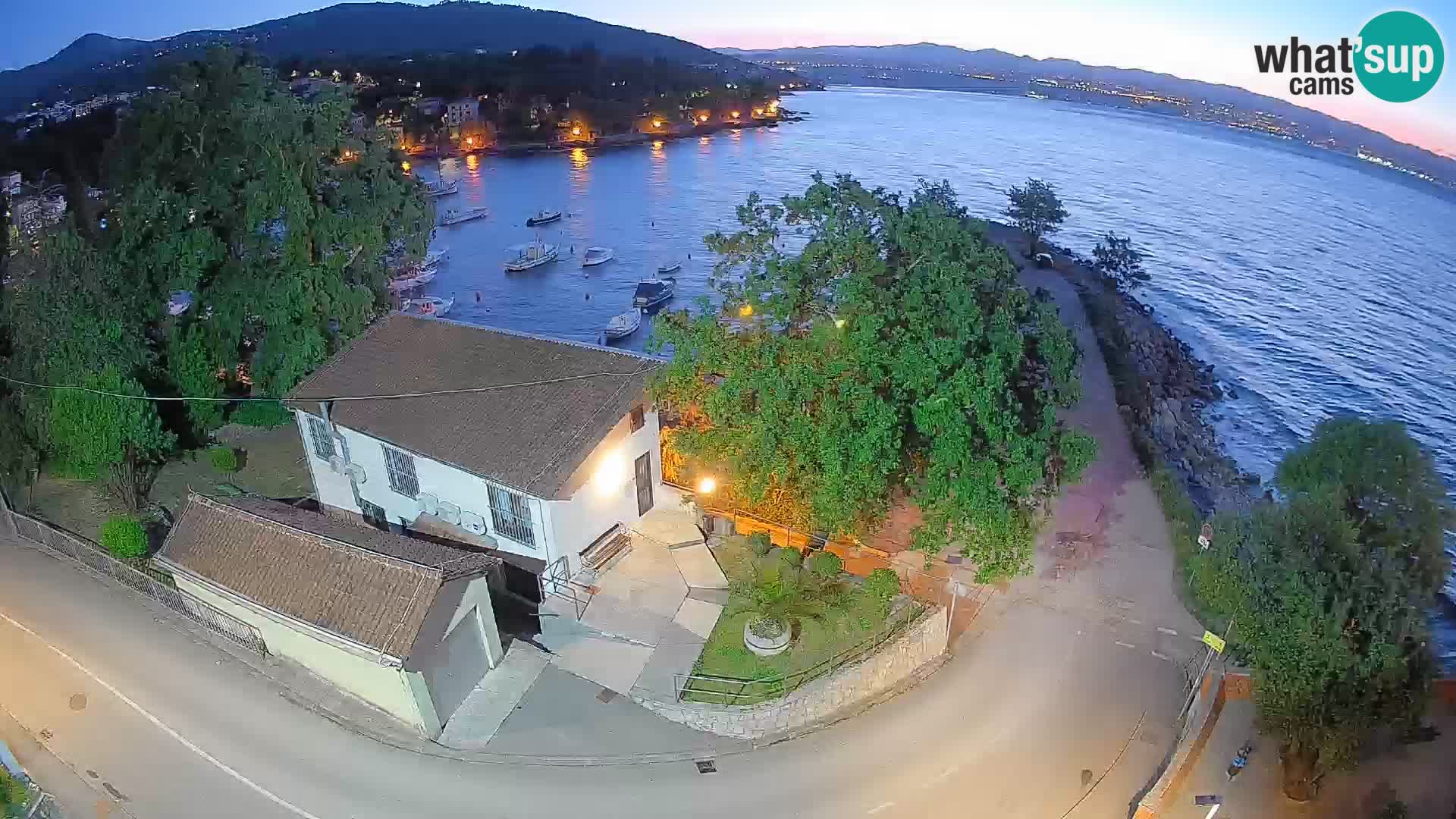 Spletna kamera pristanišče Ika – Pogled v živo na pristanišče in luči Opatije