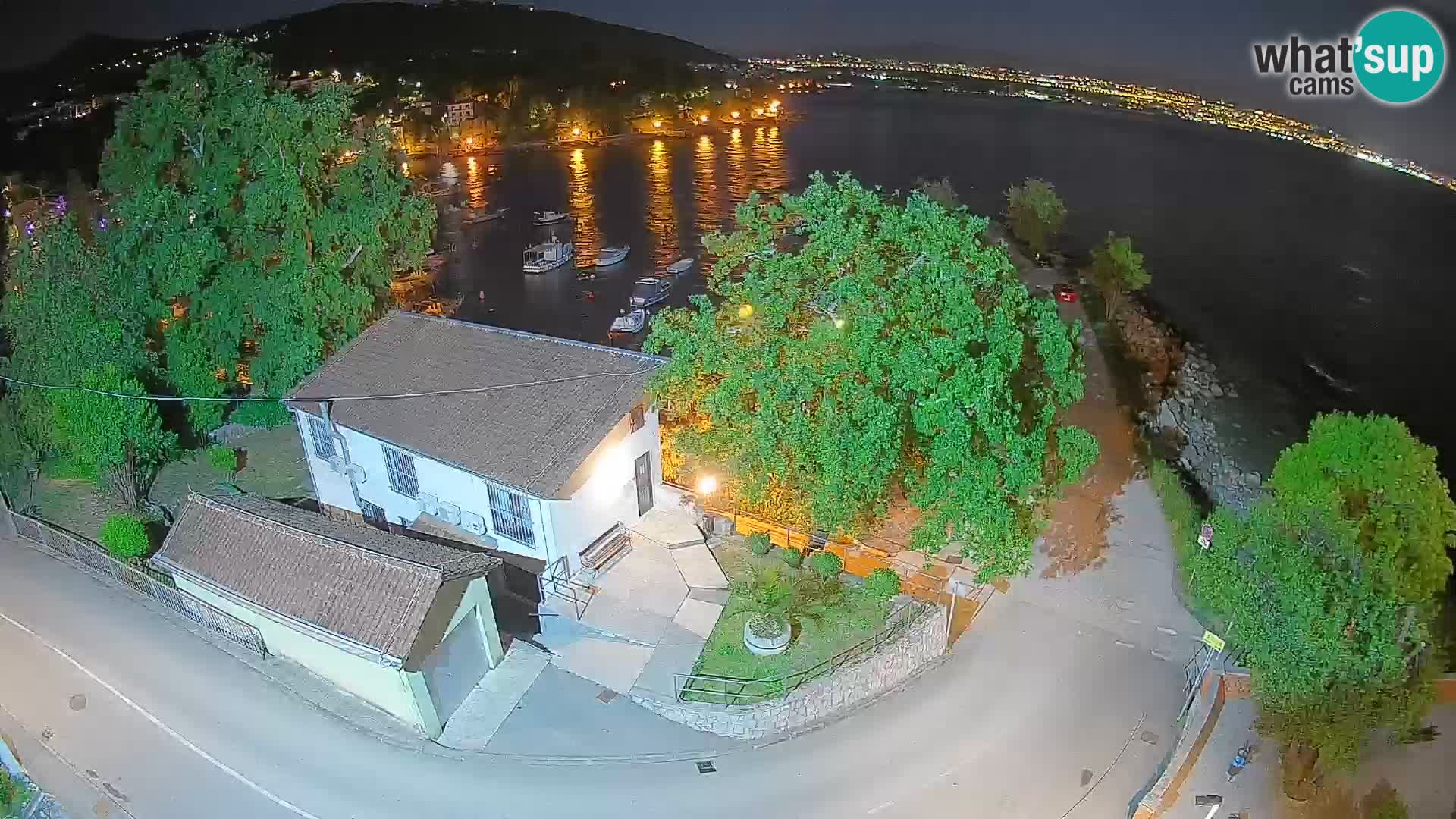 Spletna kamera pristanišče Ika – Pogled v živo na pristanišče in luči Opatije