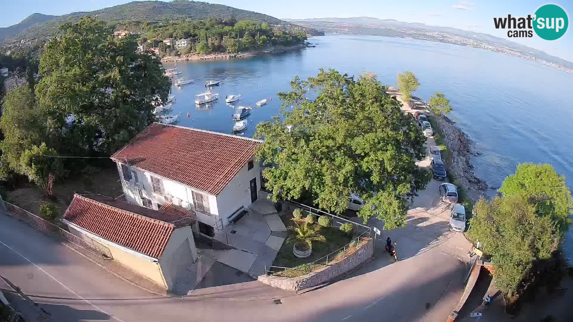 Spletna kamera pristanišče Ika – Pogled v živo na pristanišče in luči Opatije