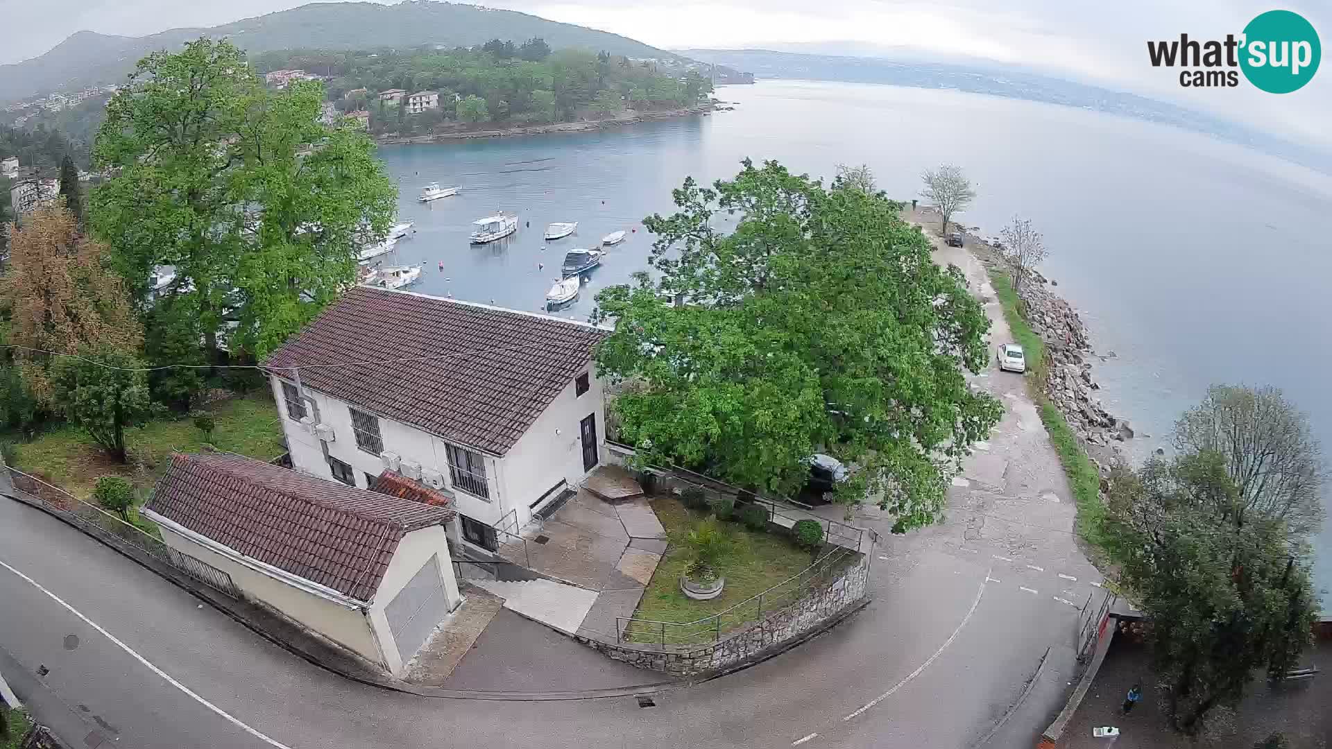 Spletna kamera pristanišče Ika – Pogled v živo na pristanišče in luči Opatije