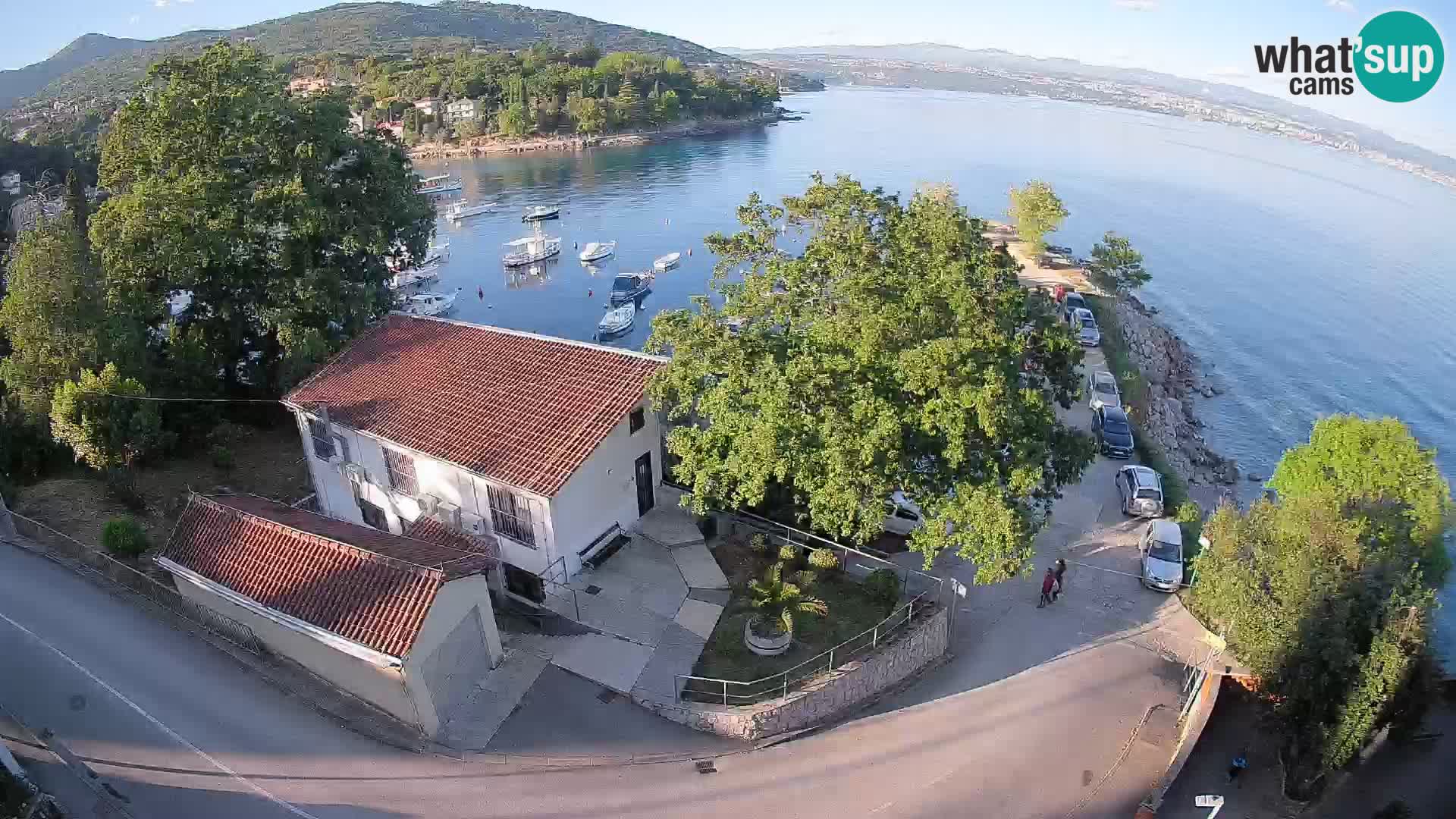 Spletna kamera pristanišče Ika – Pogled v živo na pristanišče in luči Opatije