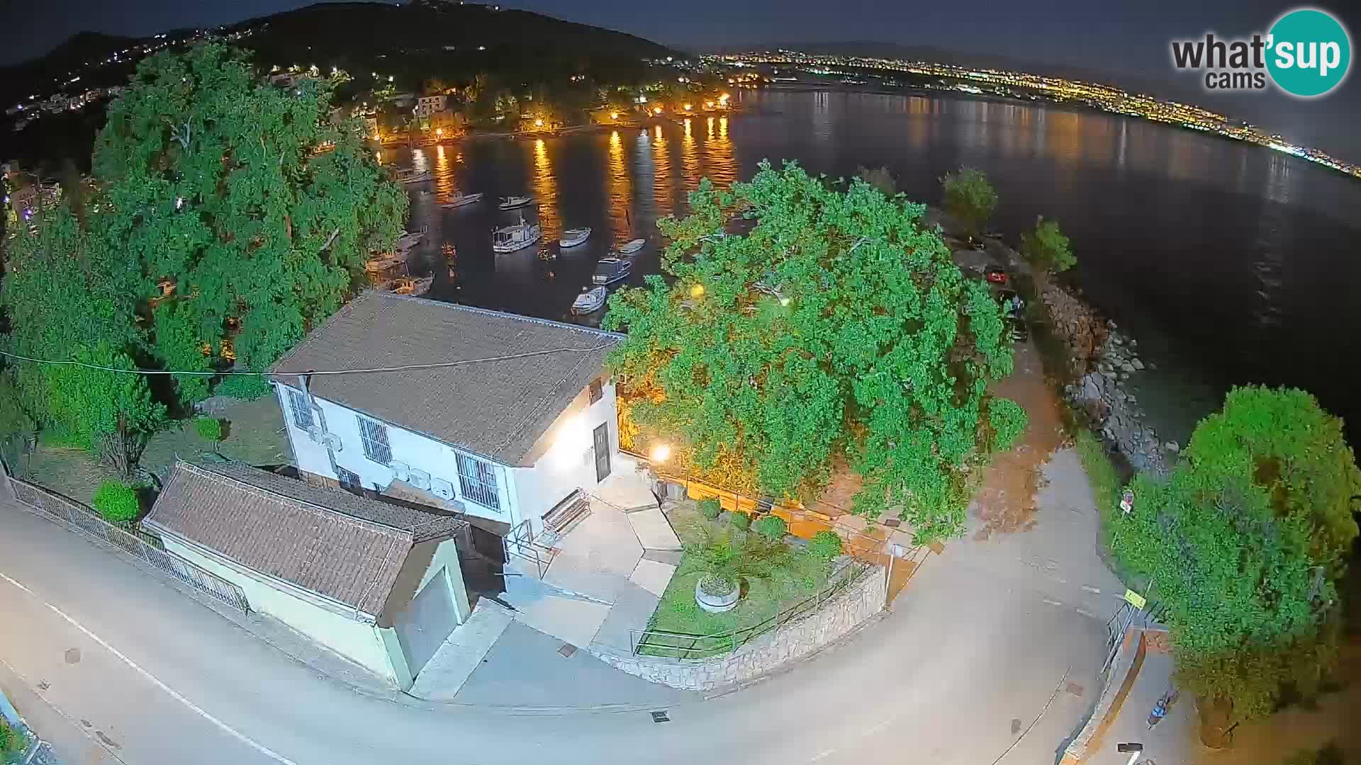 Spletna kamera pristanišče Ika – Pogled v živo na pristanišče in luči Opatije