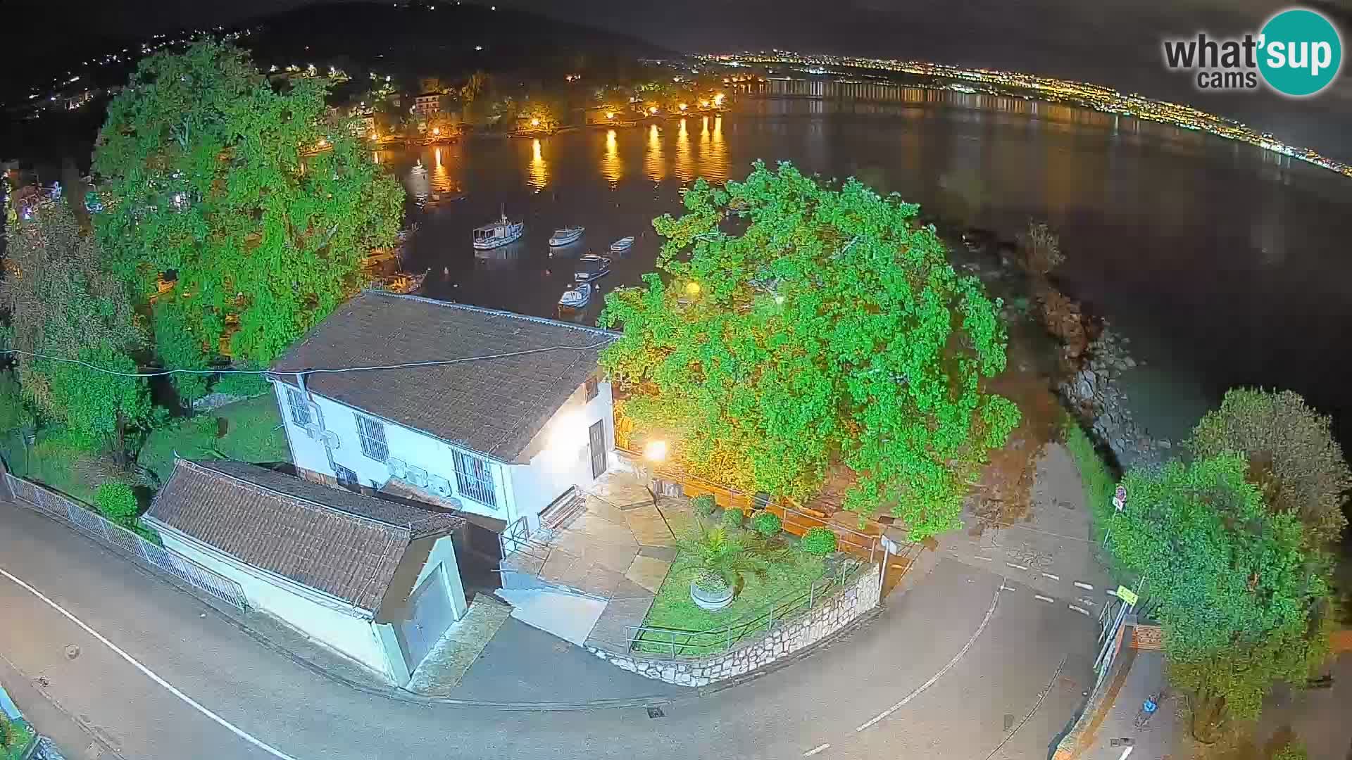 Spletna kamera pristanišče Ika – Pogled v živo na pristanišče in luči Opatije