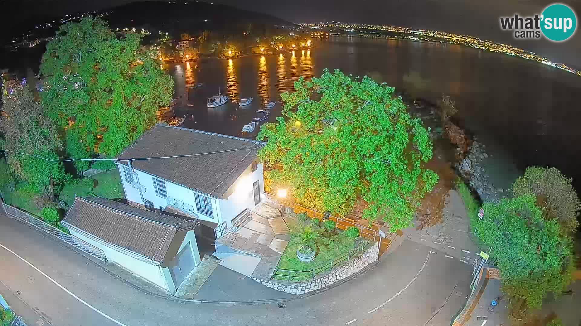 Spletna kamera pristanišče Ika – Pogled v živo na pristanišče in luči Opatije