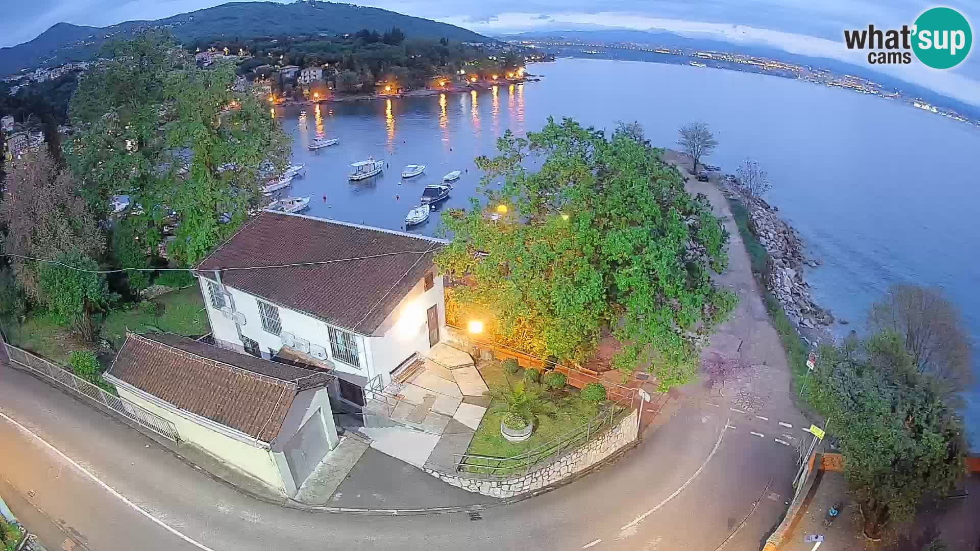 Spletna kamera pristanišče Ika – Pogled v živo na pristanišče in luči Opatije
