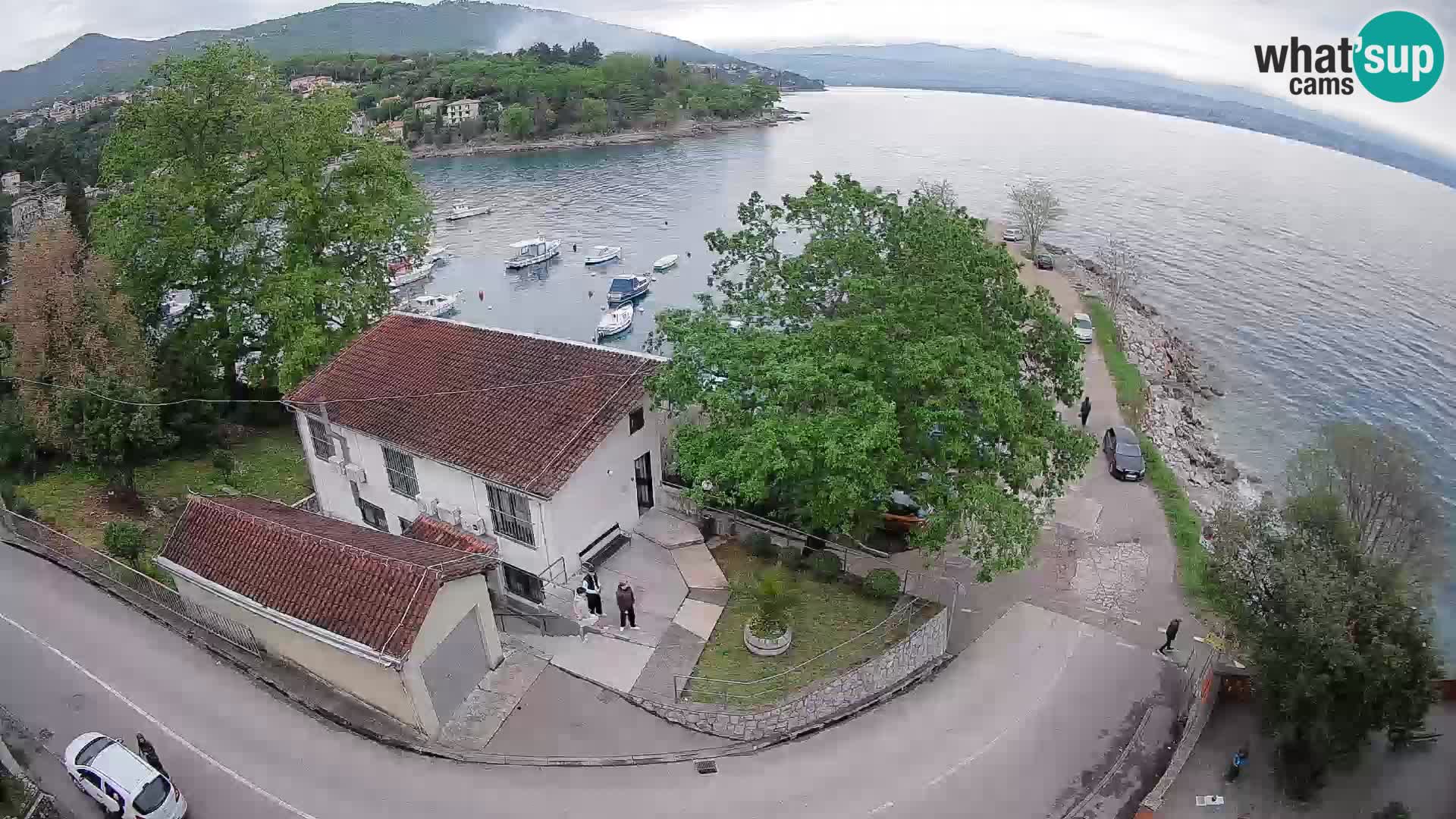 Spletna kamera pristanišče Ika – Pogled v živo na pristanišče in luči Opatije