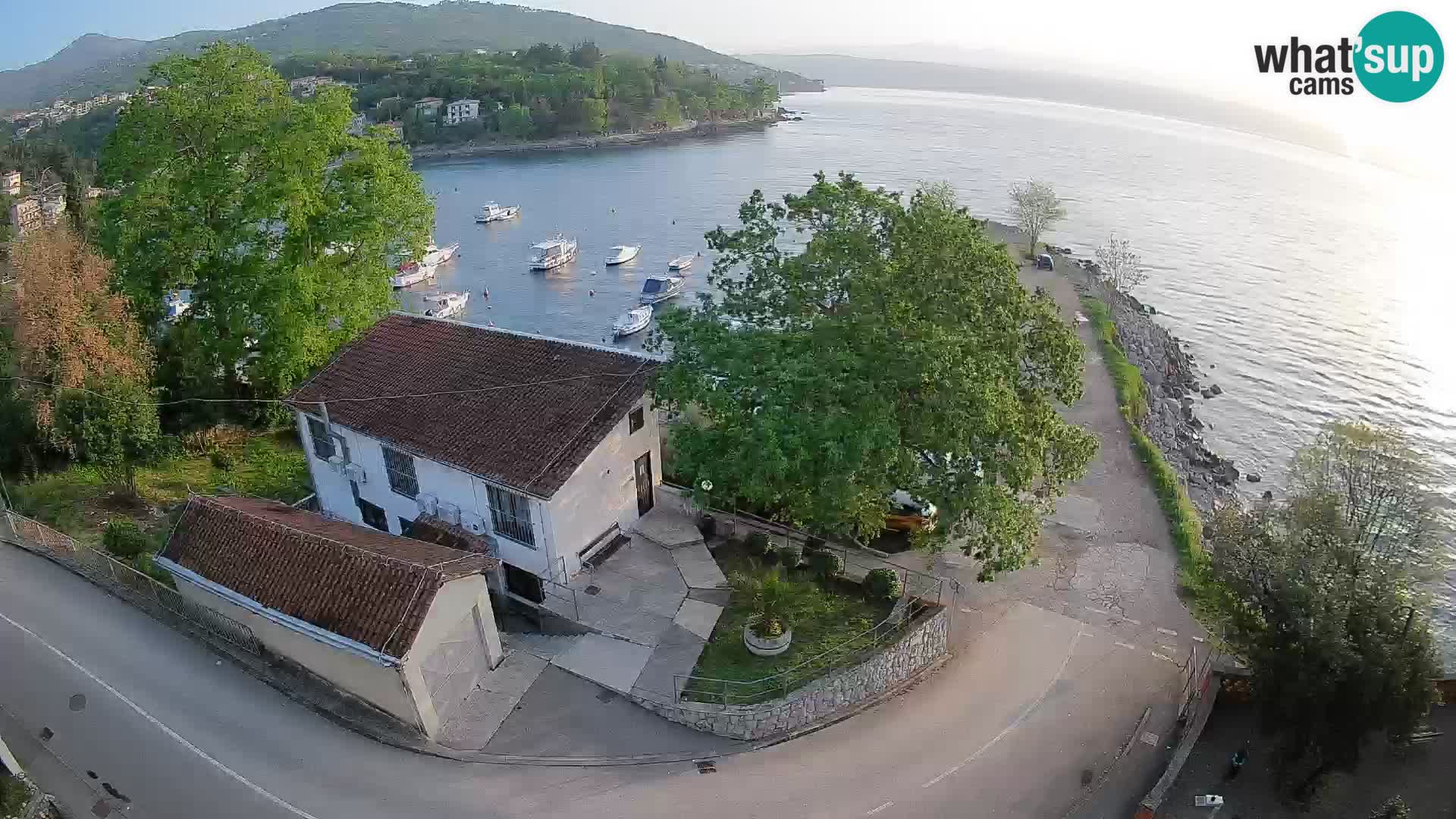 Spletna kamera pristanišče Ika – Pogled v živo na pristanišče in luči Opatije