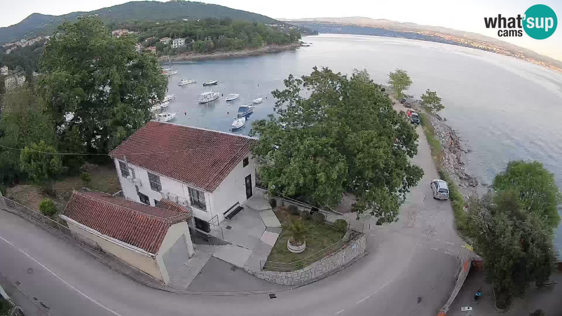 Spletna kamera pristanišče Ika – Pogled v živo na pristanišče in luči Opatije
