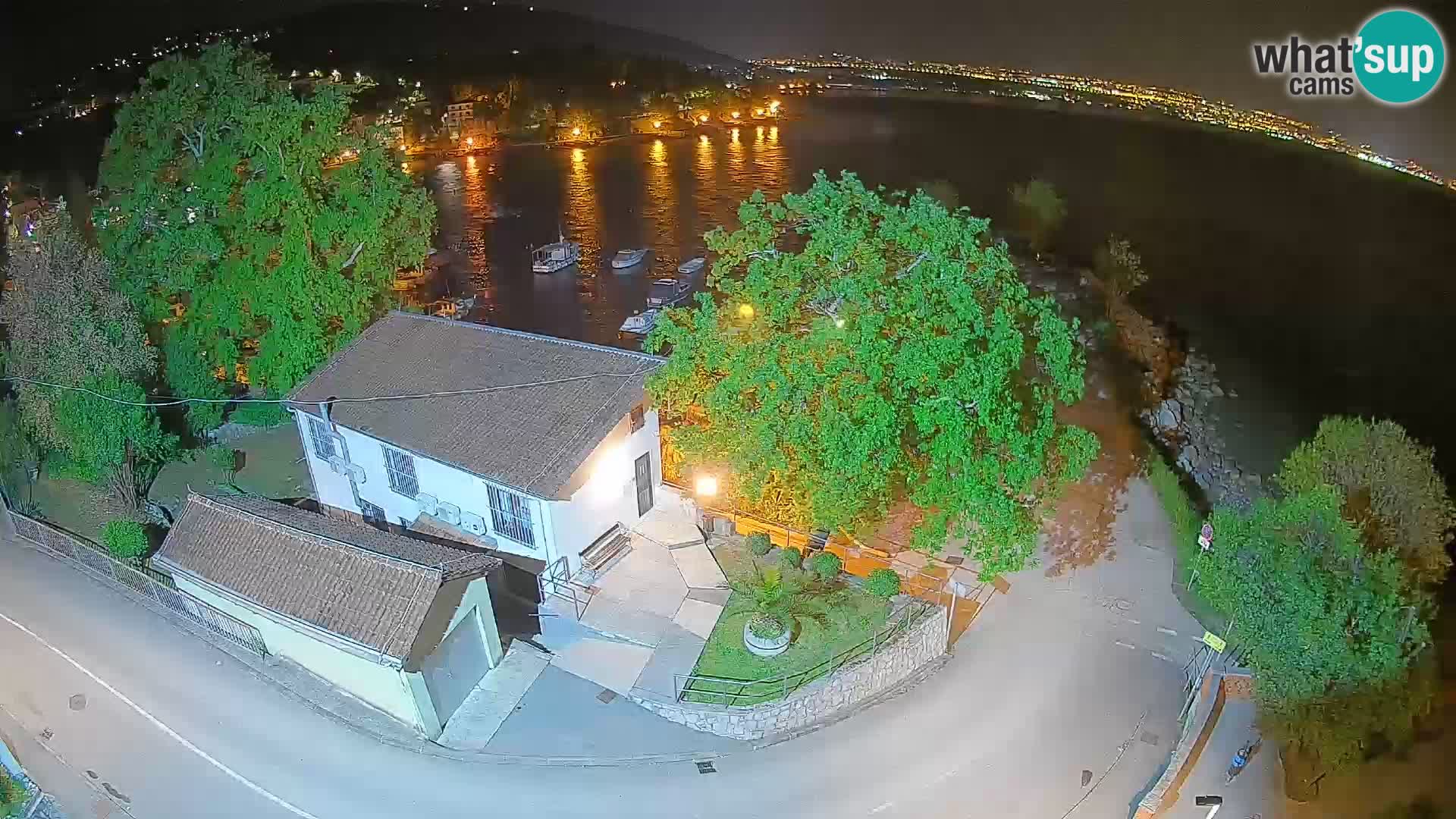 Spletna kamera pristanišče Ika – Pogled v živo na pristanišče in luči Opatije