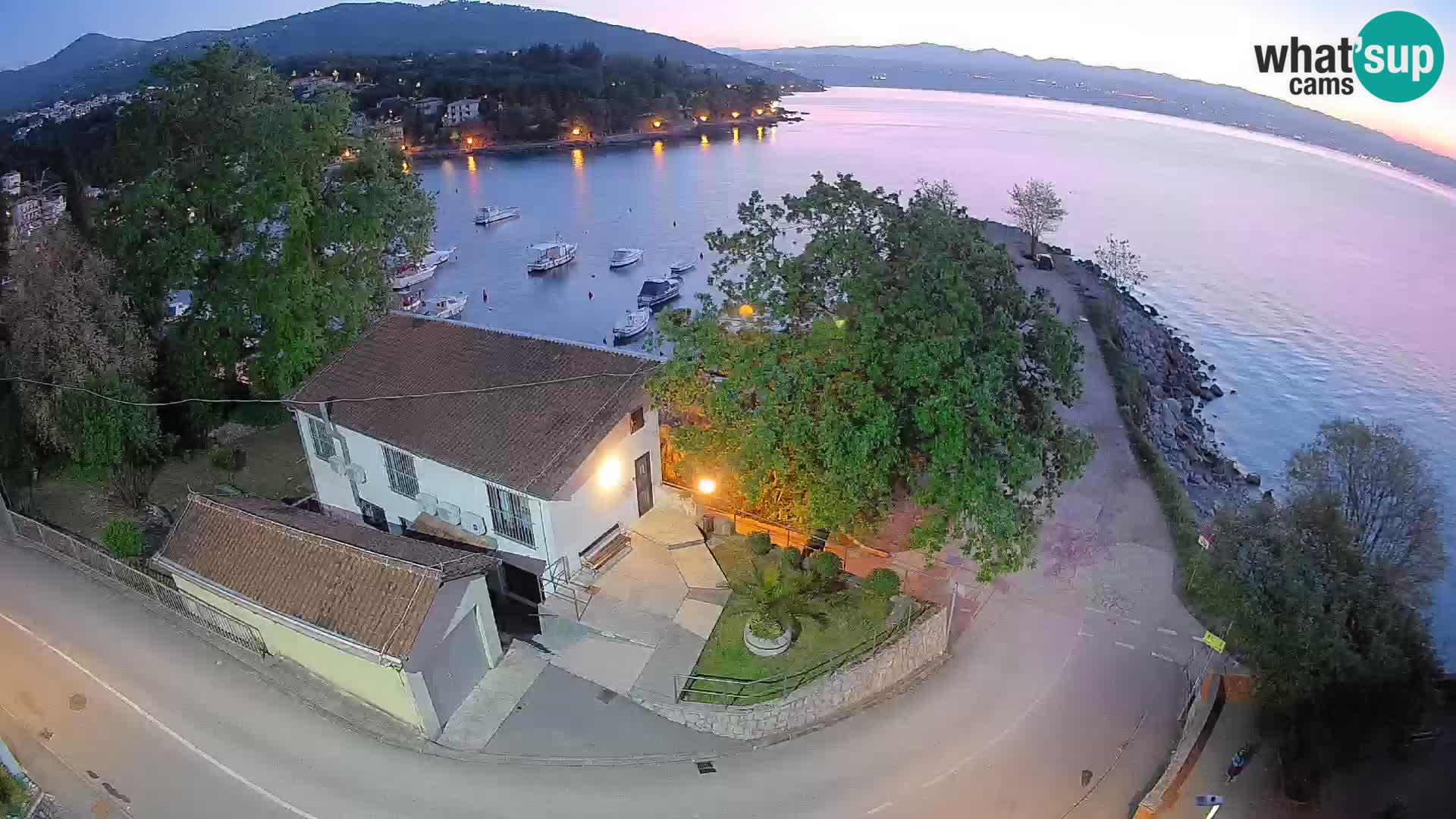 Spletna kamera pristanišče Ika – Pogled v živo na pristanišče in luči Opatije