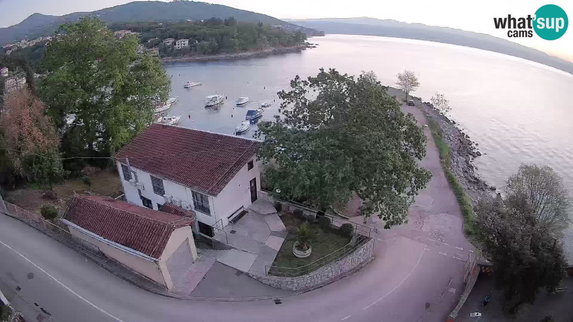 Spletna kamera pristanišče Ika – Pogled v živo na pristanišče in luči Opatije