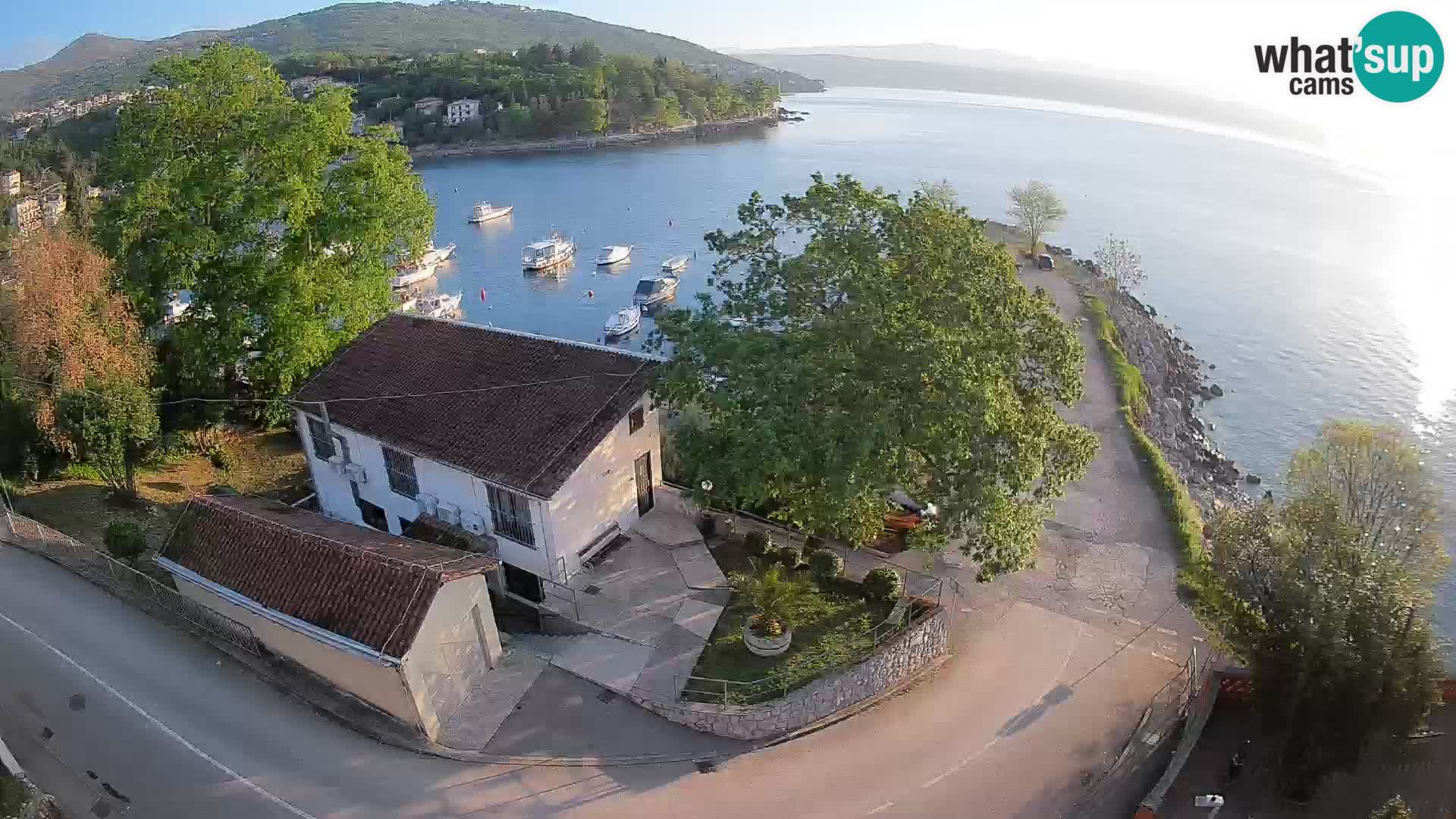 Spletna kamera pristanišče Ika – Pogled v živo na pristanišče in luči Opatije