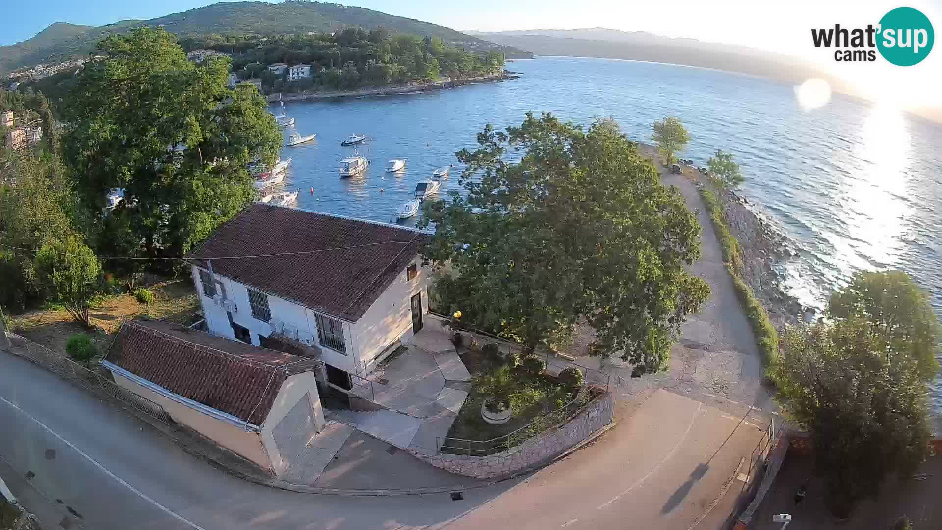 Web kamera luka Ika – Pogled uživo na luku i svjetla Opatije