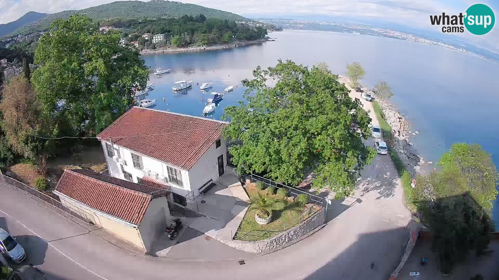 Spletna kamera pristanišče Ika – Pogled v živo na pristanišče in luči Opatije