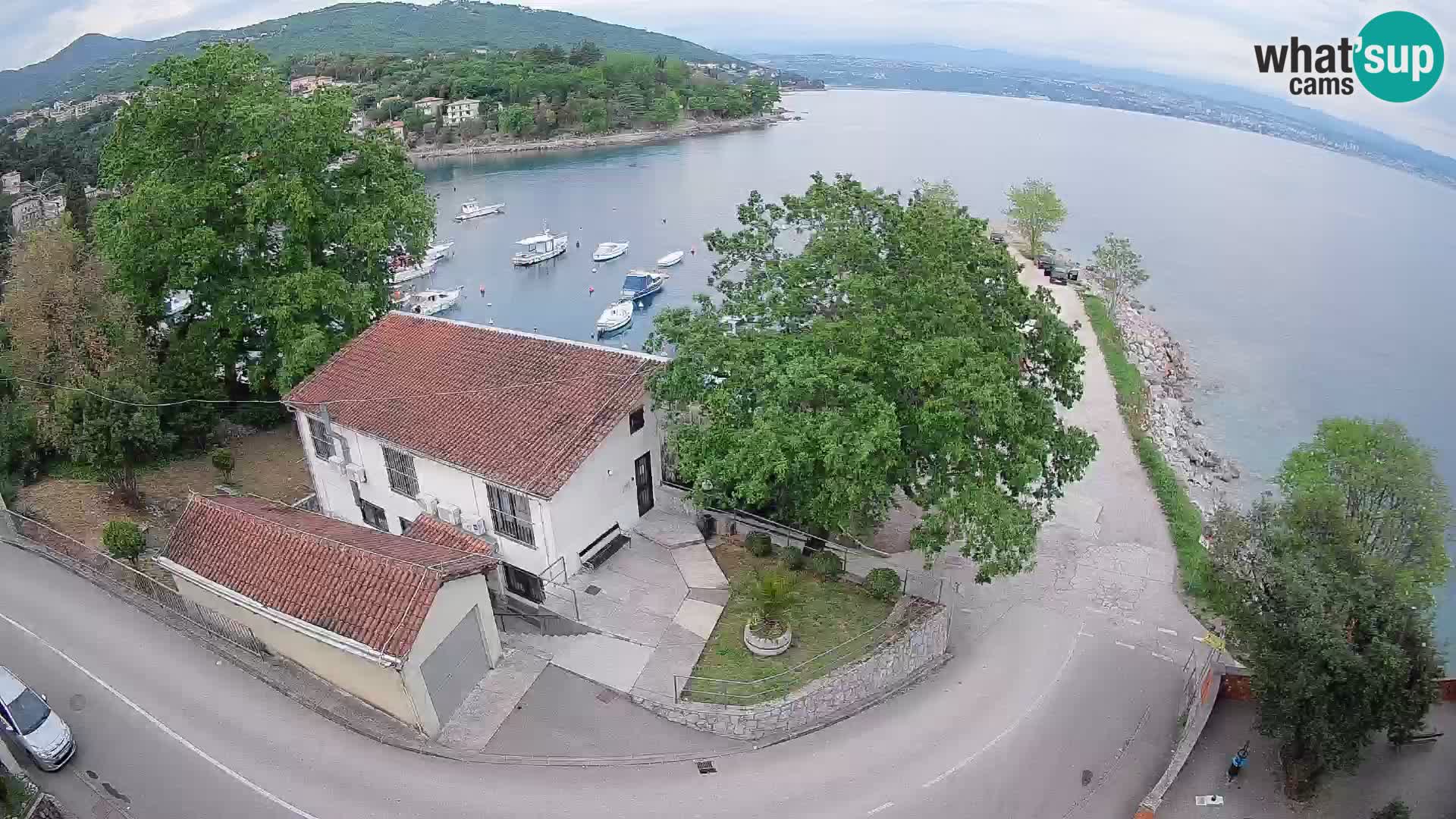 Spletna kamera pristanišče Ika – Pogled v živo na pristanišče in luči Opatije