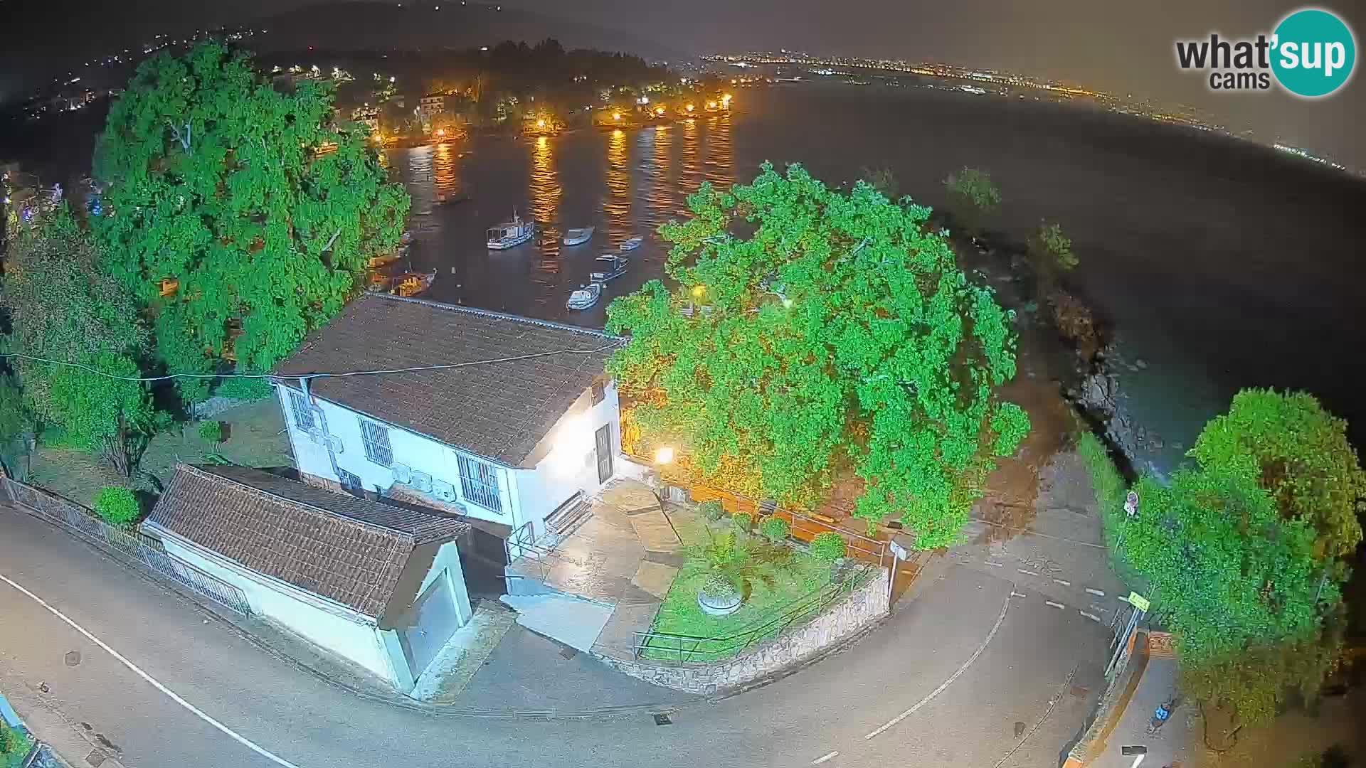 Web kamera luka Ika – Pogled uživo na luku i svjetla Opatije