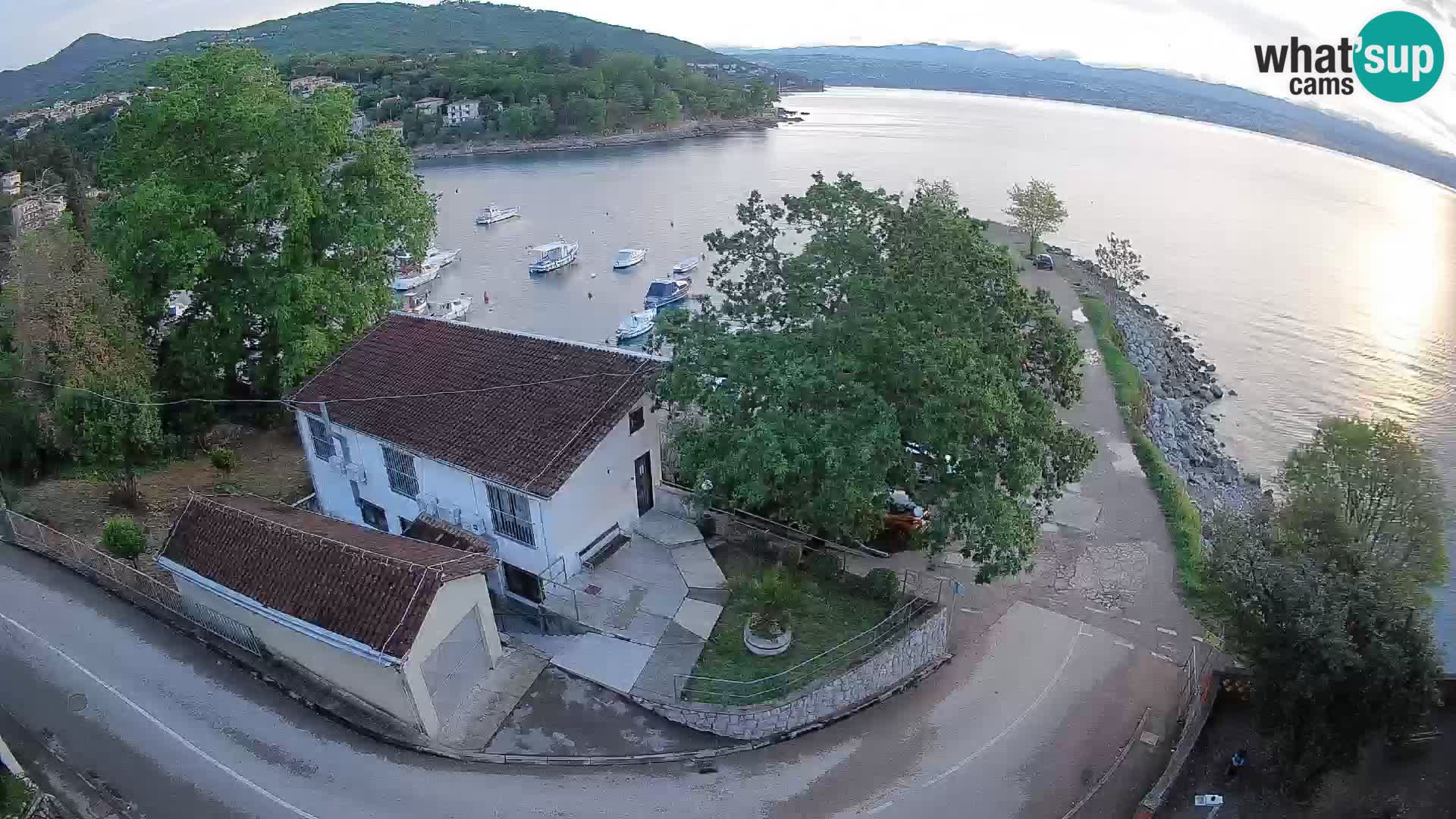 Spletna kamera pristanišče Ika – Pogled v živo na pristanišče in luči Opatije