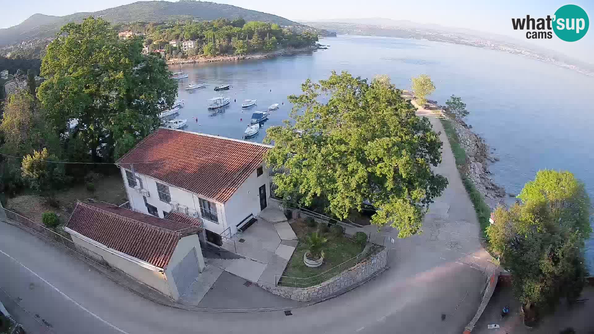 Spletna kamera pristanišče Ika – Pogled v živo na pristanišče in luči Opatije