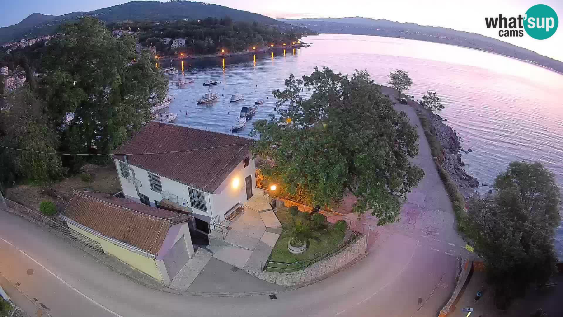 Spletna kamera pristanišče Ika – Pogled v živo na pristanišče in luči Opatije